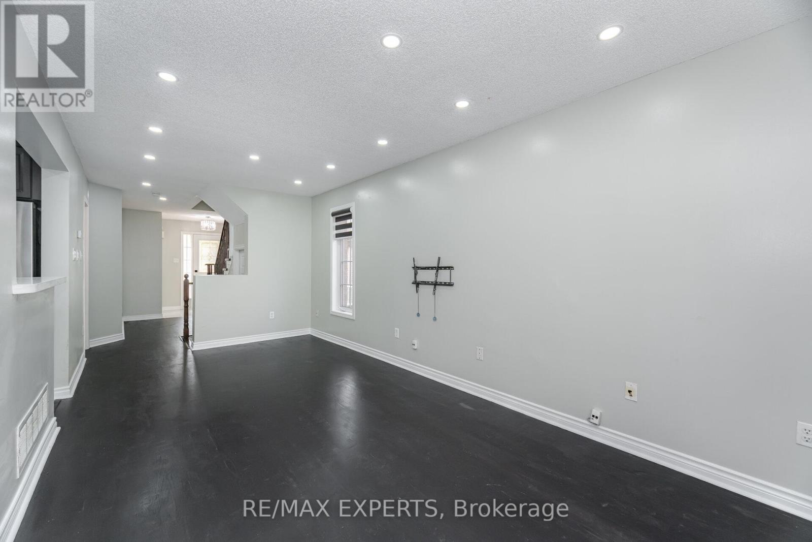 82 Twin Pines Crescent, Brampton, Ontario  L7A 1M8 - Photo 5 - W12645290