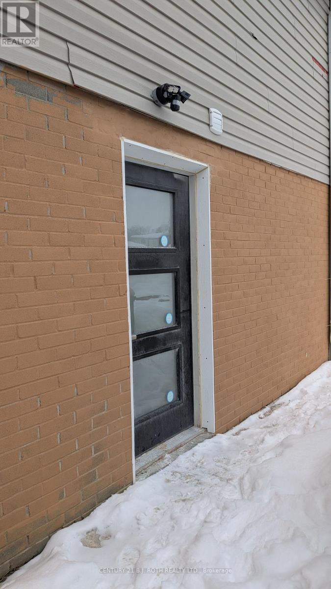 B - 20 Meadowland Avenue, Barrie, Ontario  L4N 2Y4 - Photo 2 - S12645326