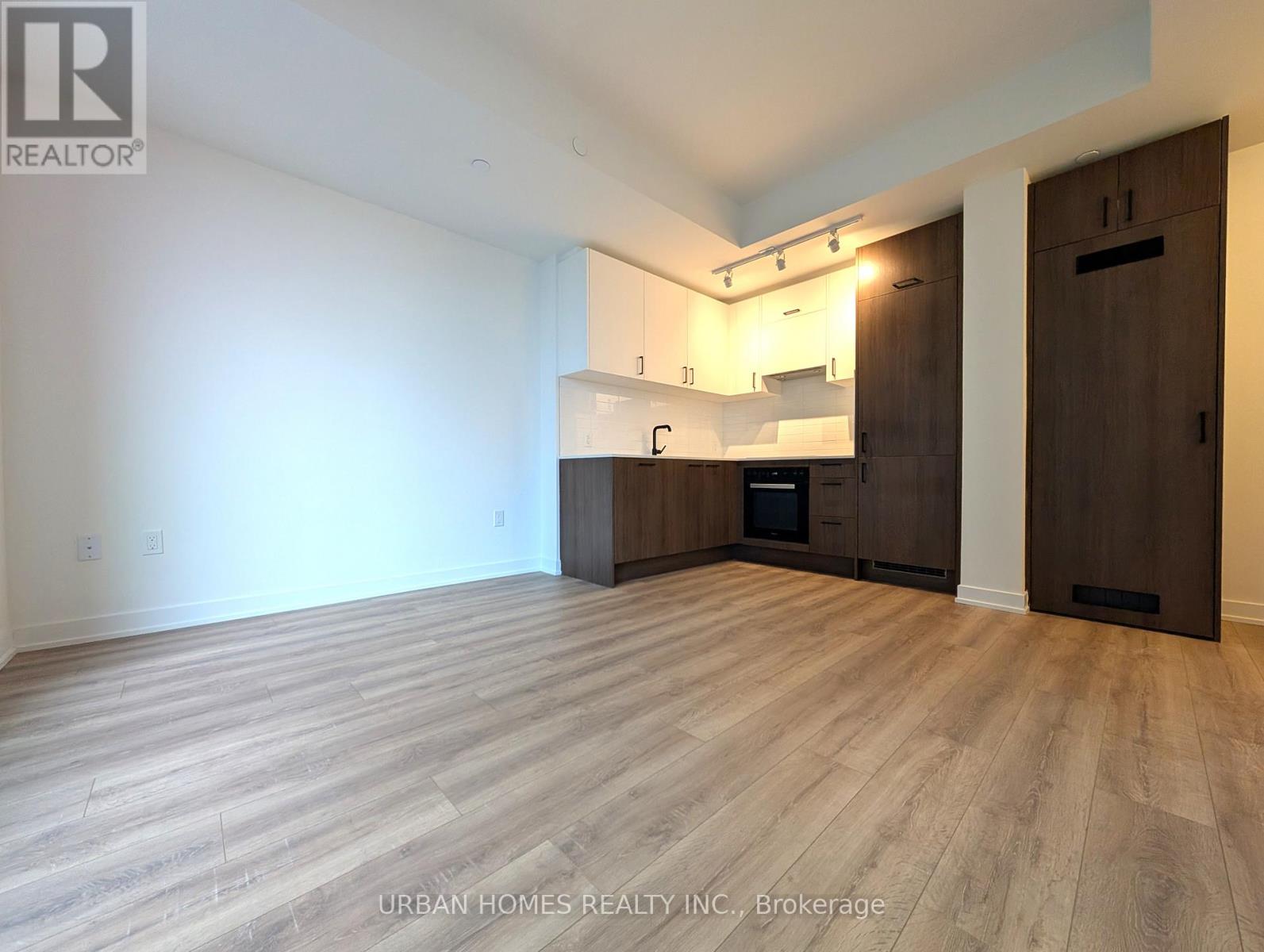 2012 - 1 QUARRINGTON LANE, Toronto, Ontario