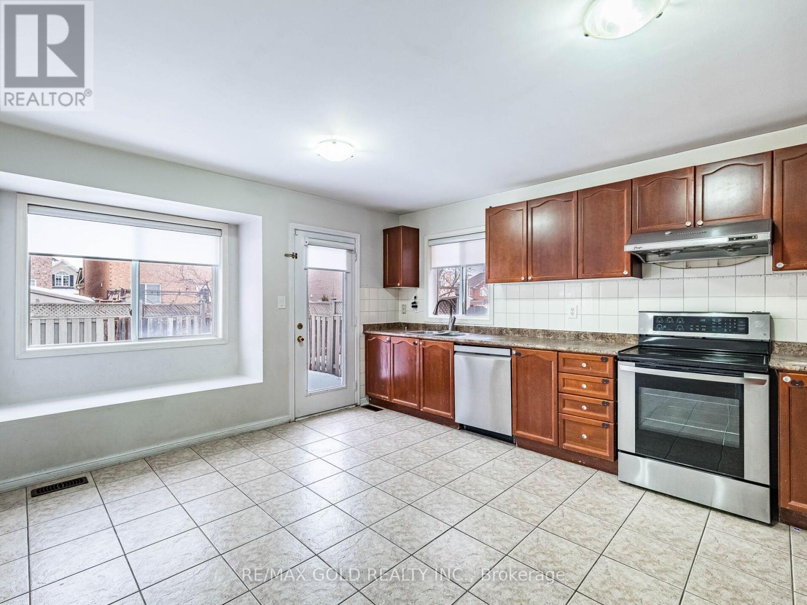 42 Zimmer Street, Brampton, Ontario  L6S 6L9 - Photo 11 - W12638928