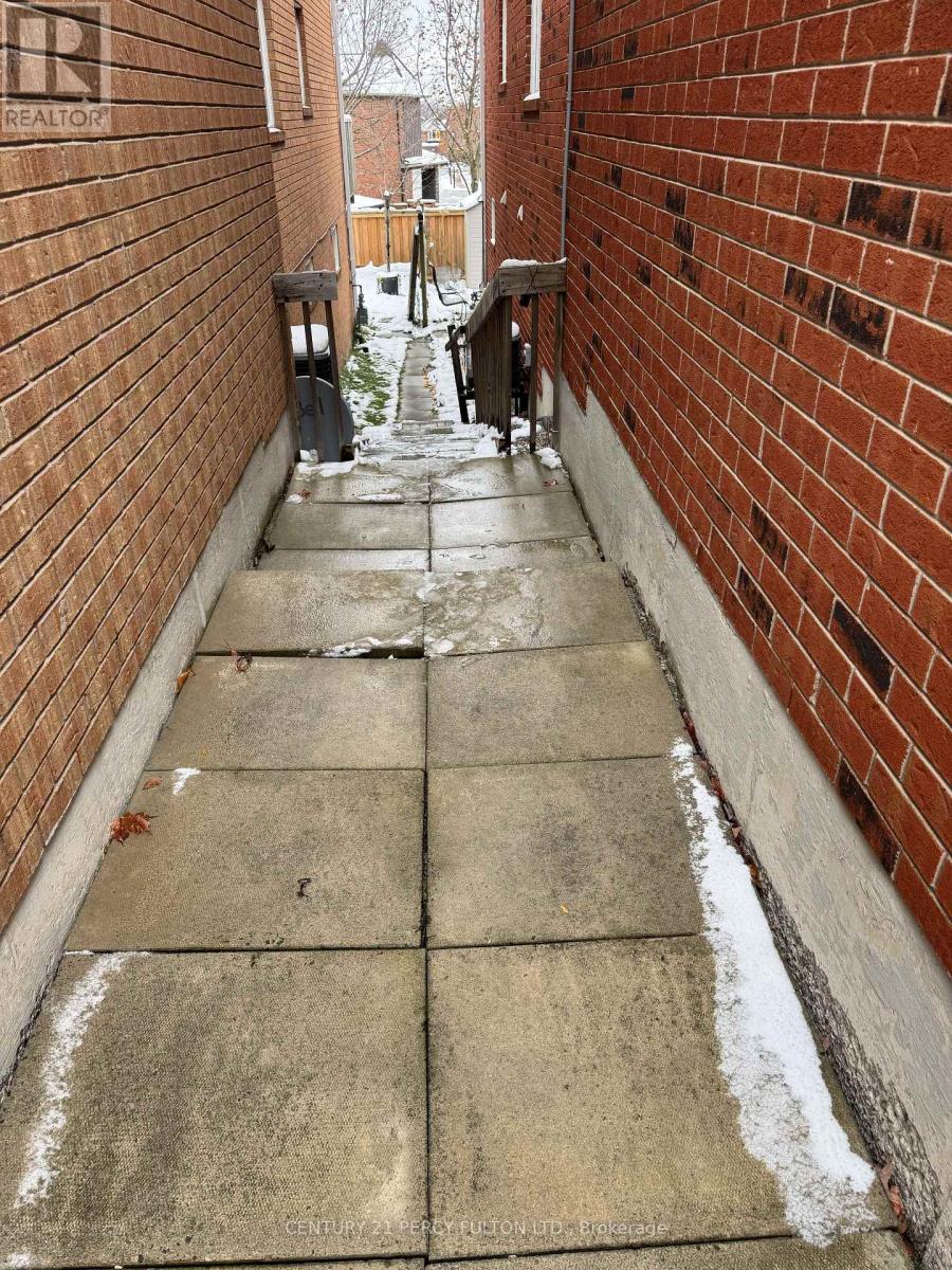 396 Hewitt Circle, Newmarket, Ontario  L3X 2L8 - Photo 5 - N12551166