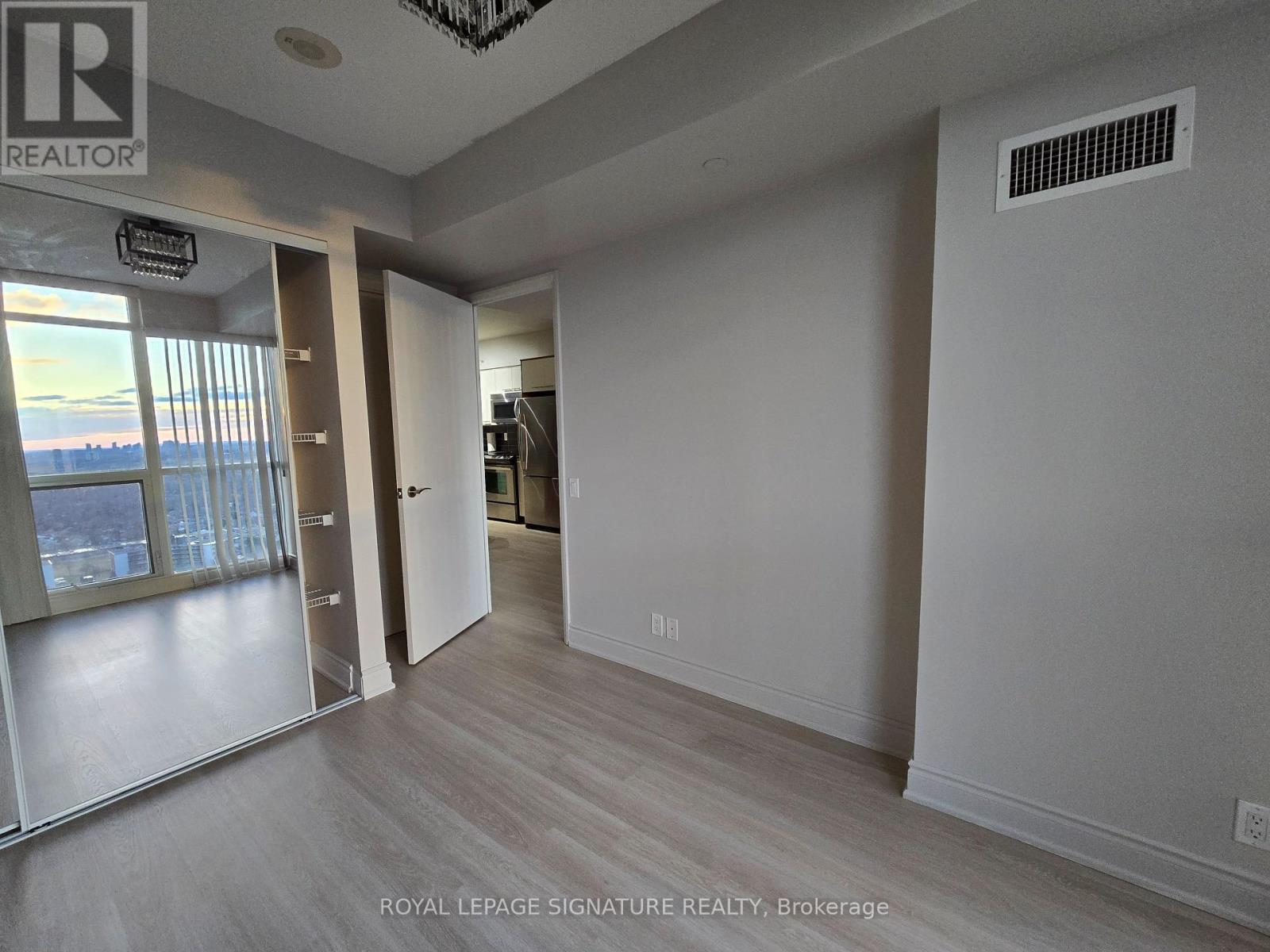 2809 - 5 Valhalla Inn Road, Toronto, Ontario  M4R 2J2 - Photo 3 - W12641072