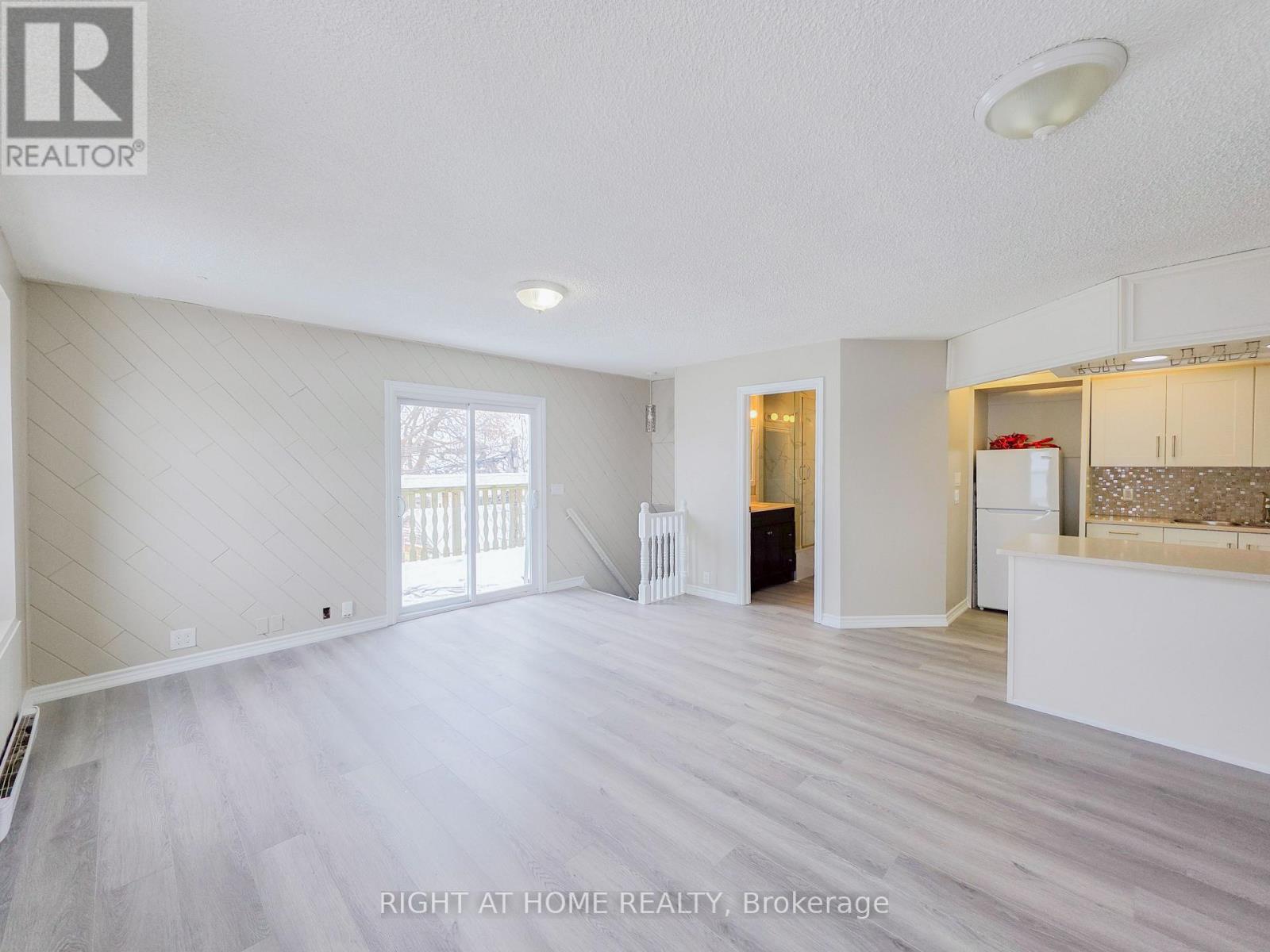 Upper - 38 Olive Avenue, Oshawa, Ontario  L1H 2N8 - Photo 5 - E12645440