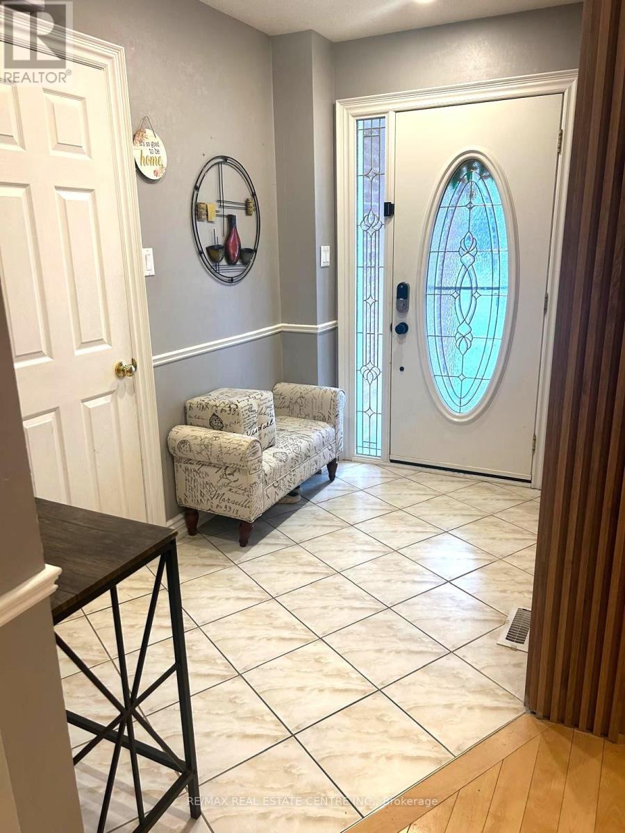 874 Childs Drive, Milton, Ontario  L9T 4J6 - Photo 2 - W12645332