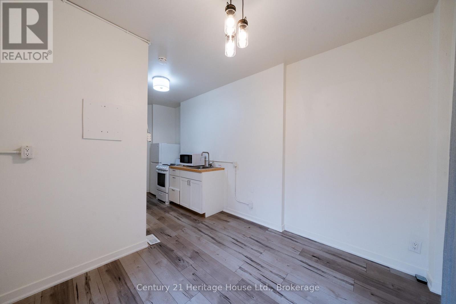 D - 210 Wilson Street, Hamilton, Ontario  L8R 1E5 - Photo 2 - X12461540