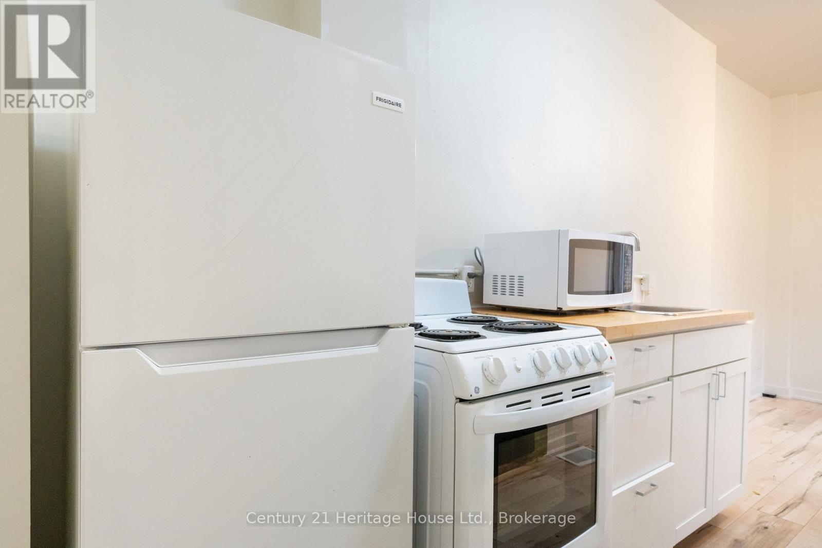 D - 210 Wilson Street, Hamilton, Ontario  L8R 1E5 - Photo 10 - X12461540