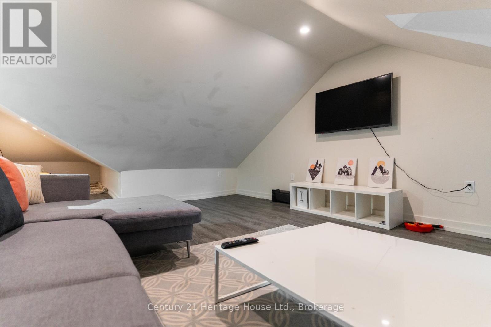 A - 210 Wilson Street, Hamilton (Landsdale), Ontario  L8R 1E5 - Photo 10 - X12472649