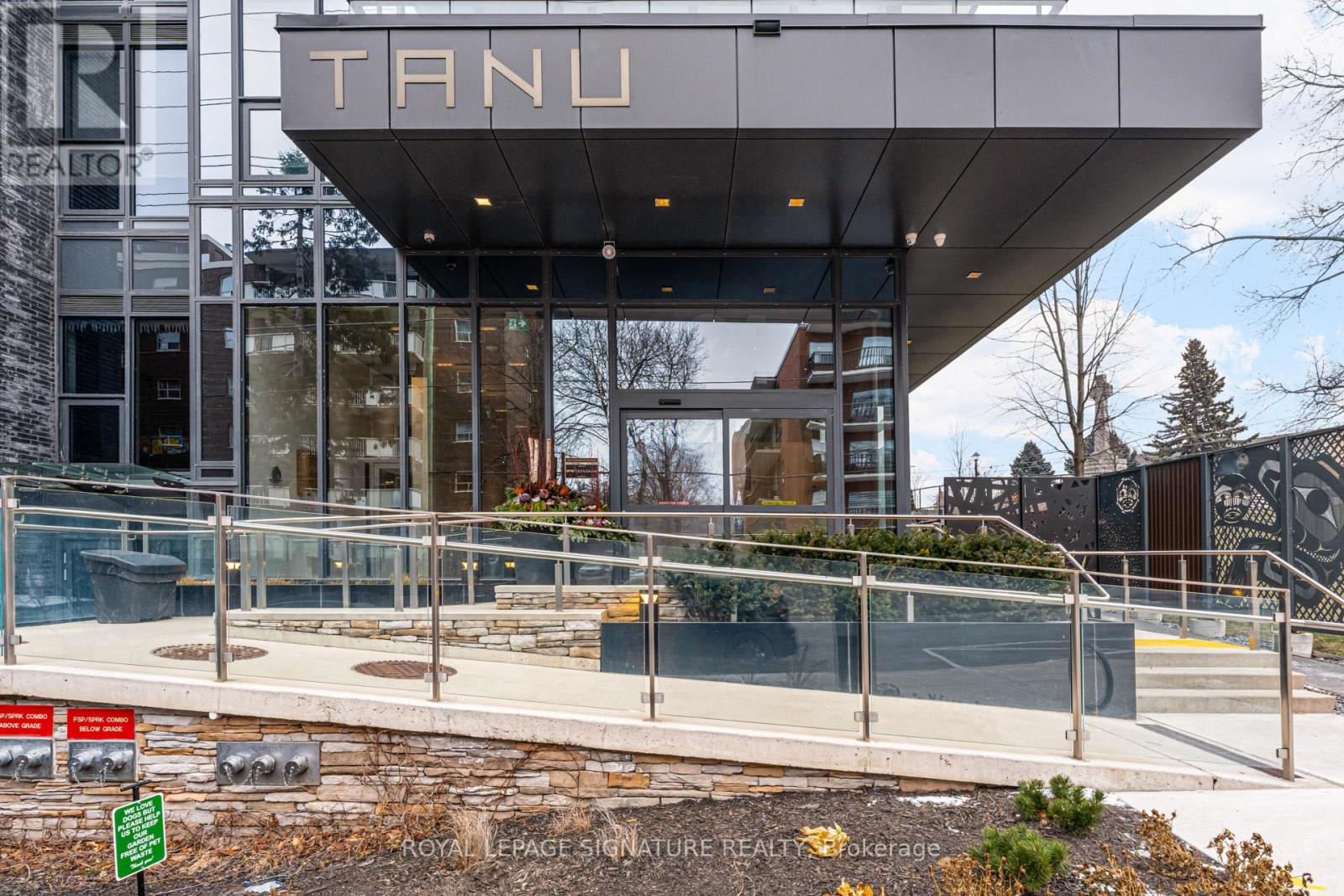 207 - 21 Park Street E, Mississauga, Ontario  L5G 0C2 - Photo 2 - W12645526