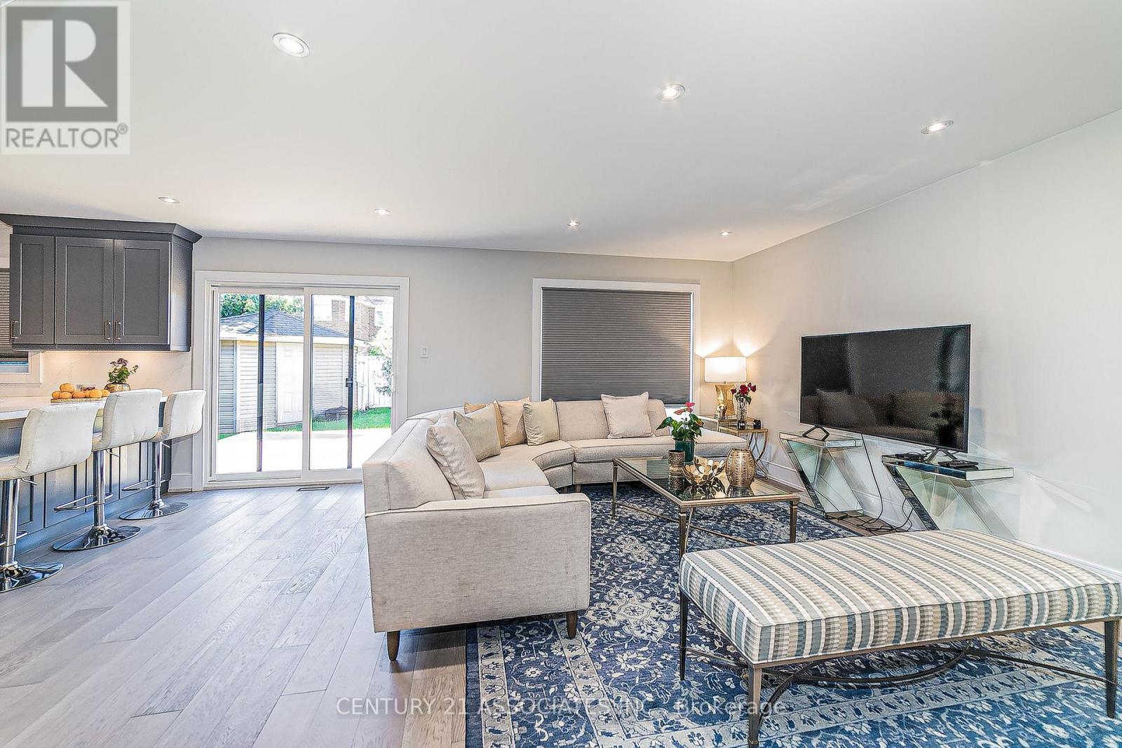 6255 Mccracken Drive, Mississauga, Ontario  L5V 1X9 - Photo 5 - W12645606