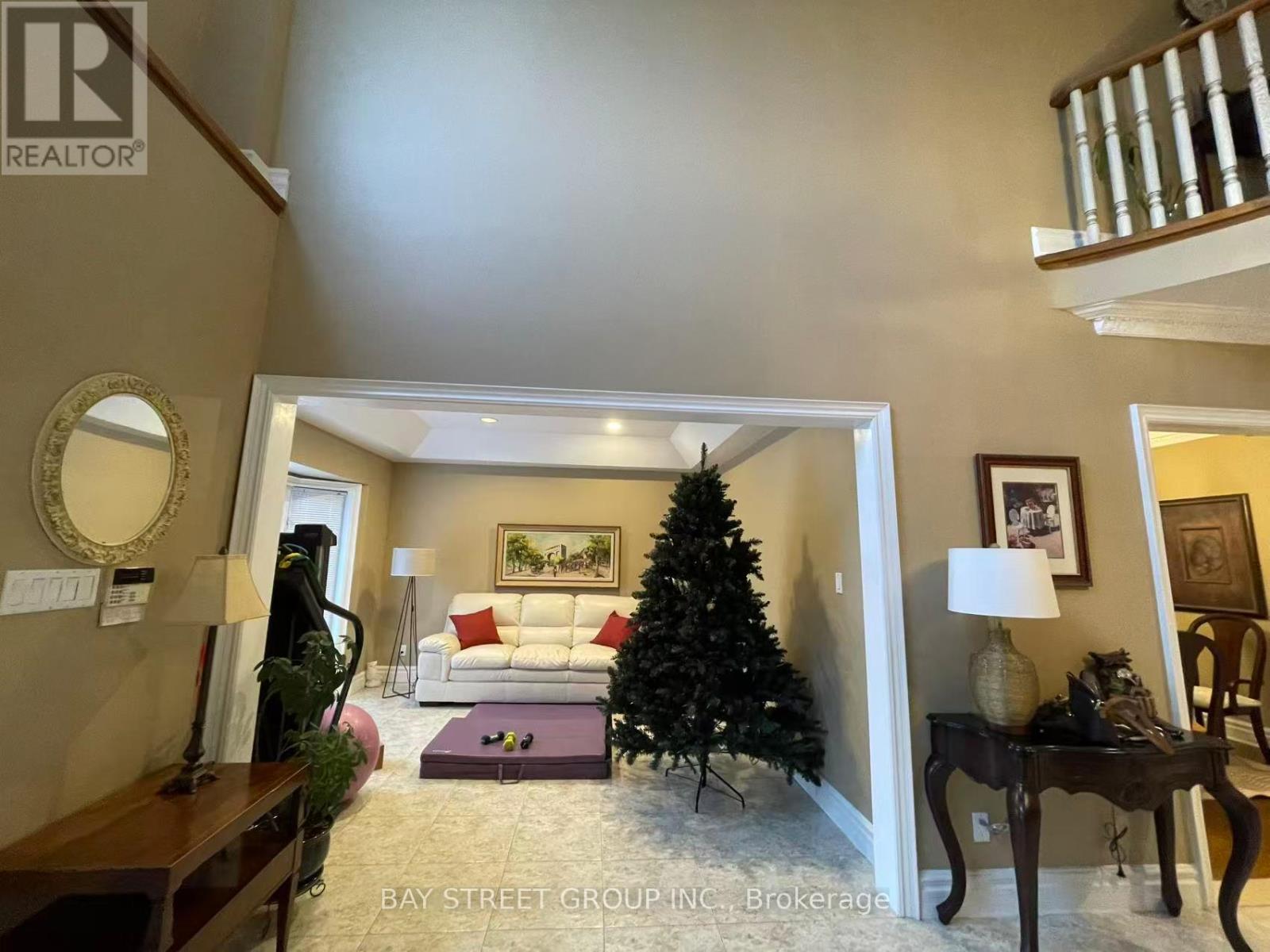 17 Dunvegan Drive, Richmond Hill, Ontario  L4C 9P8 - Photo 4 - N12645688