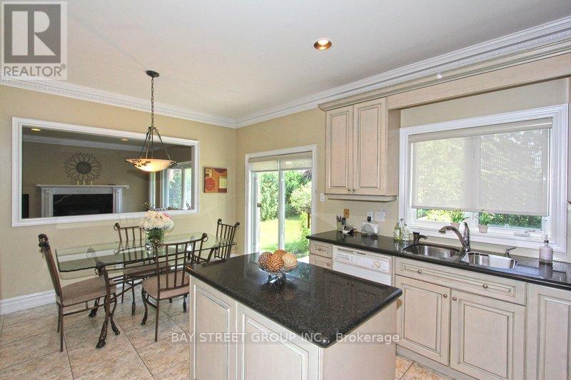 17 Dunvegan Drive, Richmond Hill, Ontario  L4C 9P8 - Photo 9 - N12645688