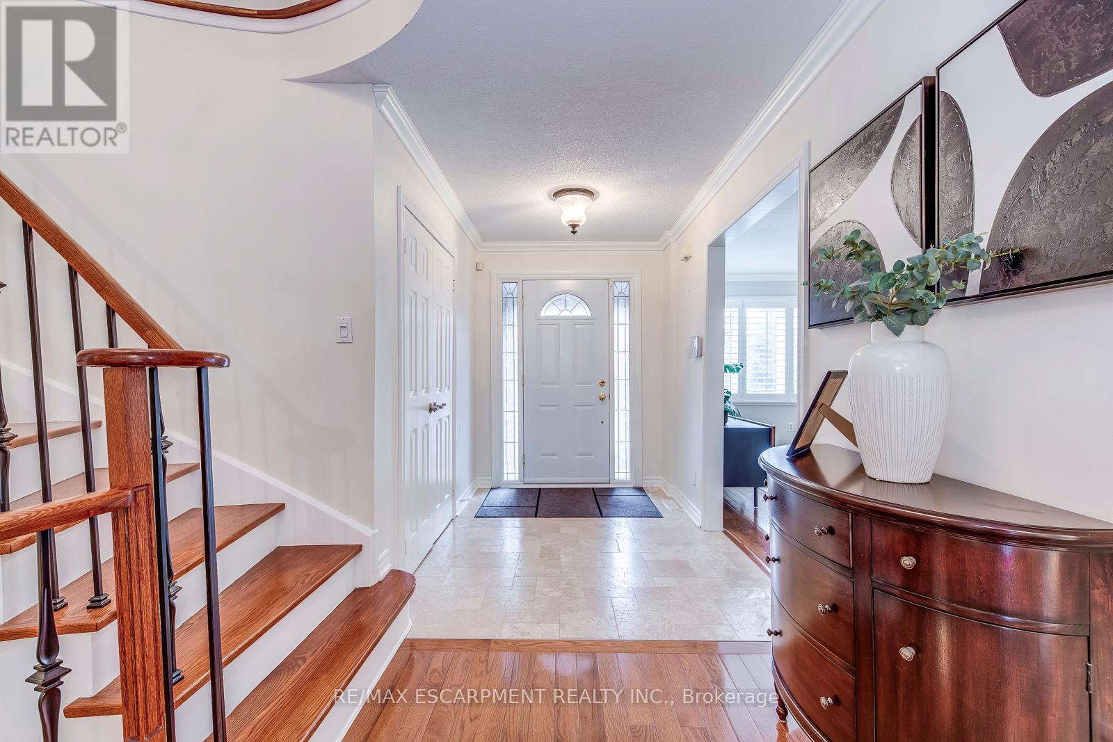 2161 Grenville Drive, Oakville, Ontario  L6H 4X1 - Photo 3 - W12645684