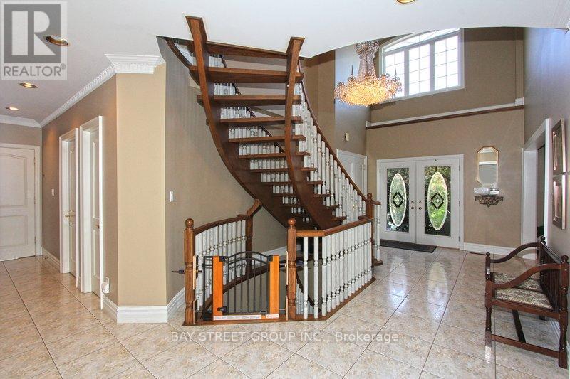 17 Dunvegan Drive, Richmond Hill, Ontario  L4C 9P8 - Photo 2 - N12645688