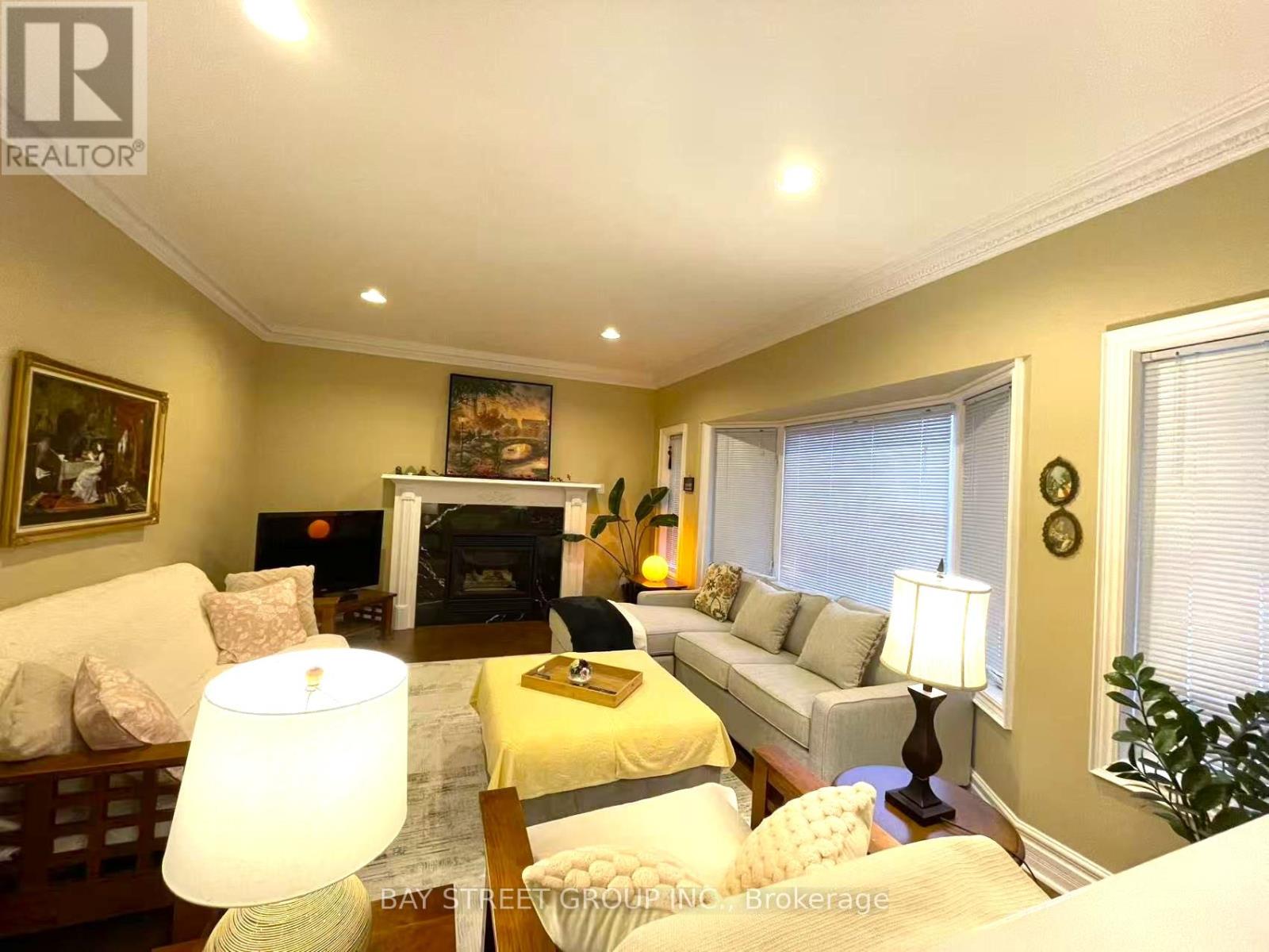 17 Dunvegan Drive, Richmond Hill, Ontario  L4C 9P8 - Photo 7 - N12645688