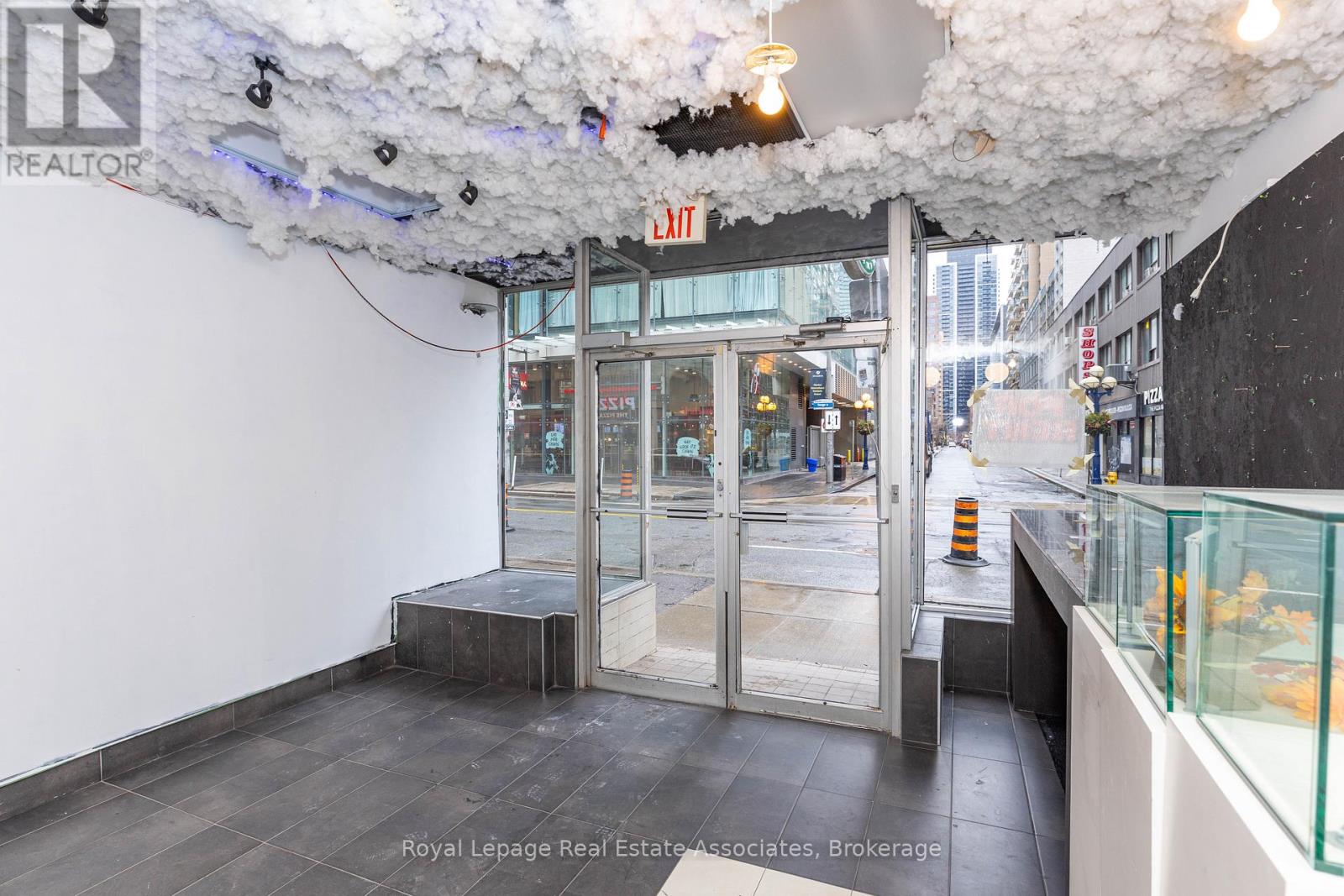 Main Level - 756 Yonge Street, Toronto, Ontario  M4Y 2B6 - Photo 7 - C12595028