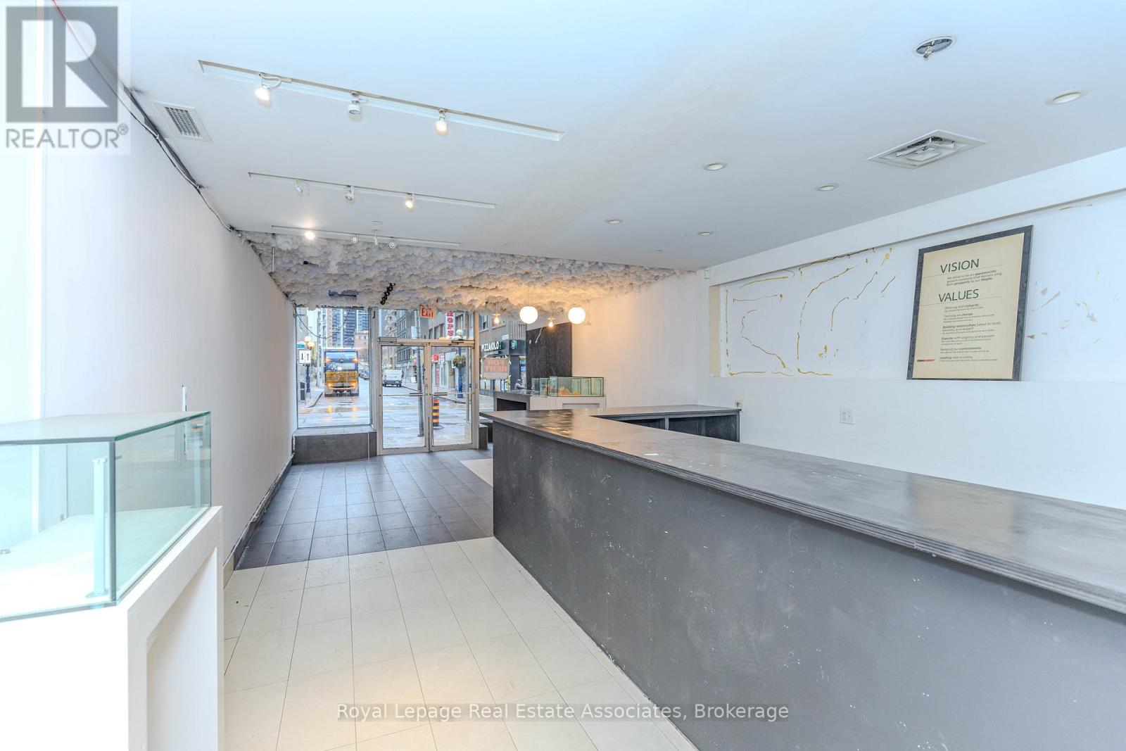 Main Level - 756 Yonge Street, Toronto, Ontario  M4Y 2B6 - Photo 8 - C12595028