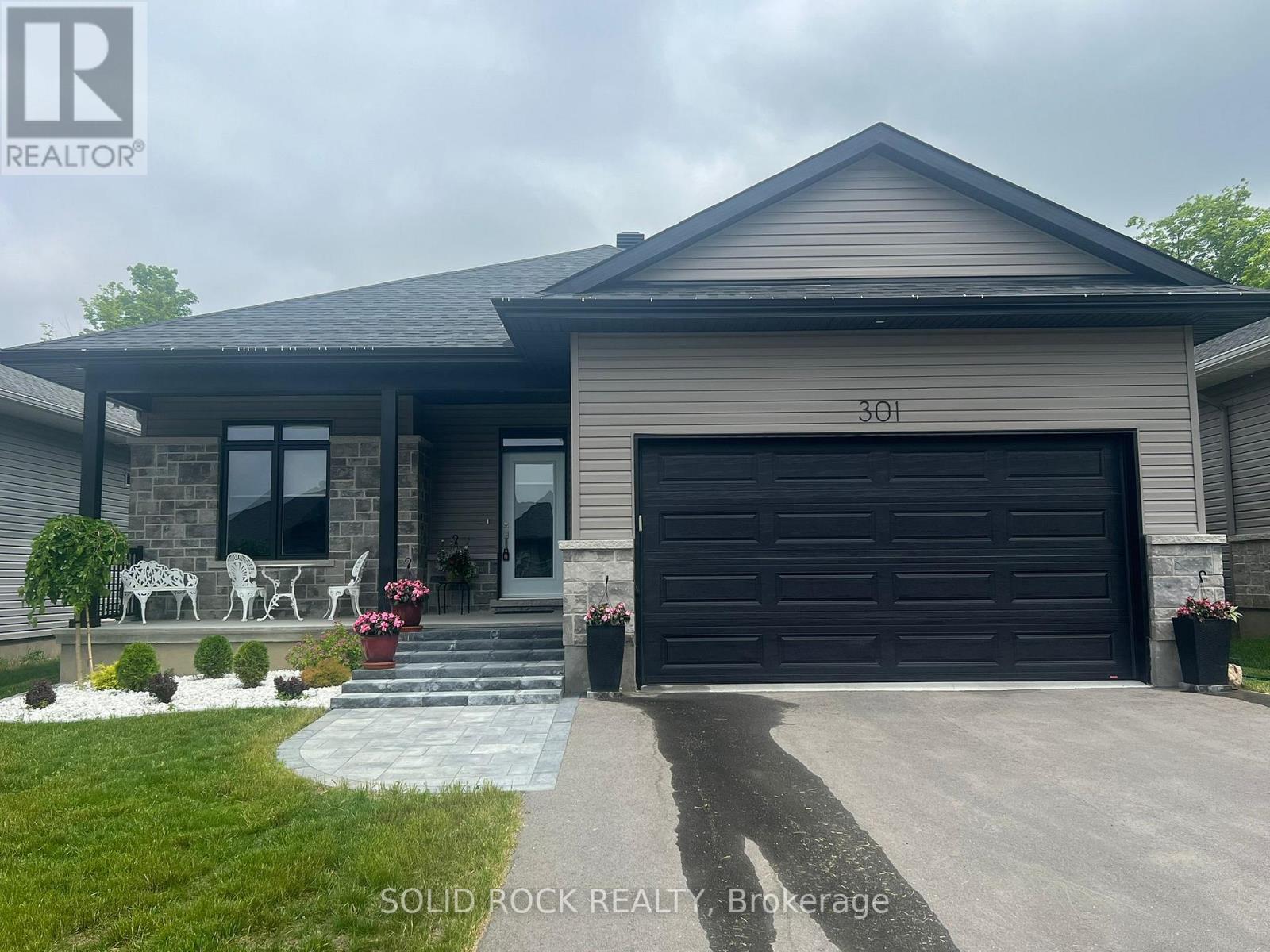 301 Wood Avenue, Smiths Falls, Ontario  K7A 5H4 - Photo 1 - X12645492