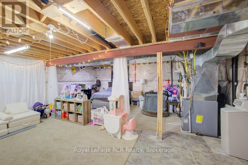 11 Green Street, Mapleton, Ontario  N0G 1P0 - Photo 37 - X12645728