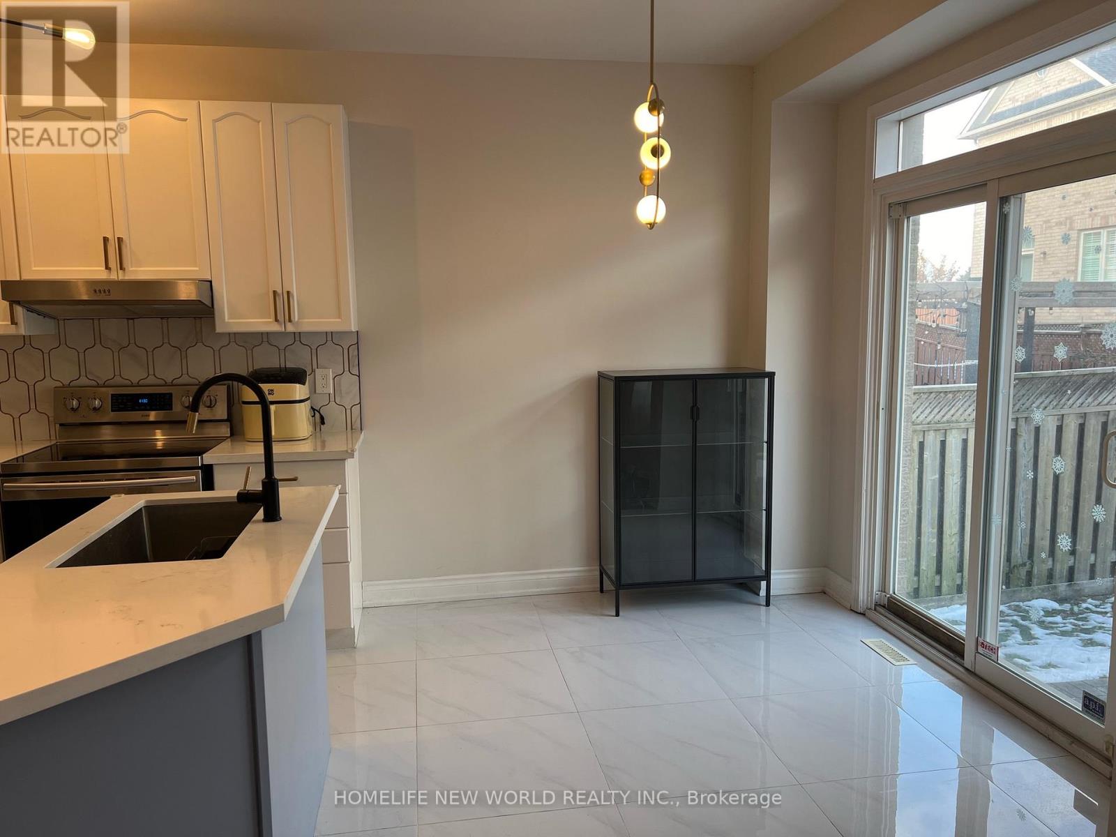 61 Lakespring Drive, Markham, Ontario  L6C 2Z1 - Photo 10 - N12645730