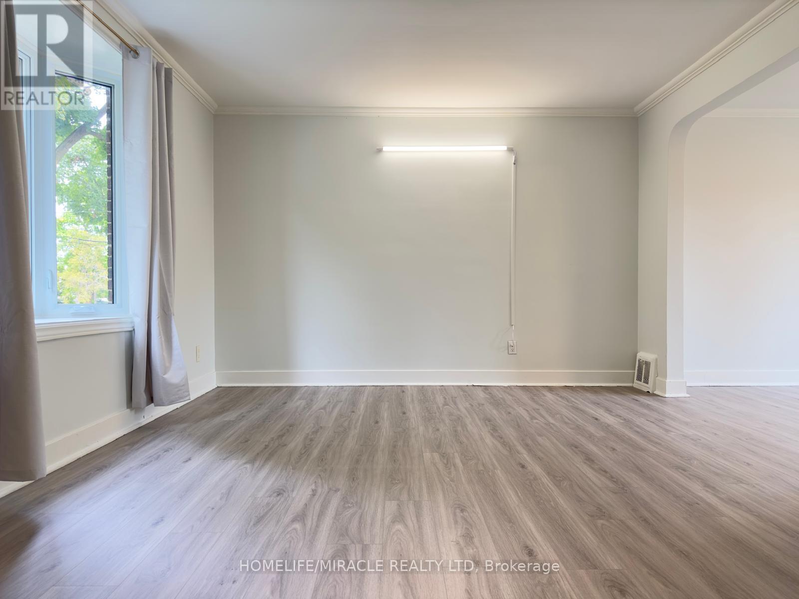 5672 Drummond Road, Niagara Falls, Ontario  L2G 4L4 - Photo 2 - X12600458