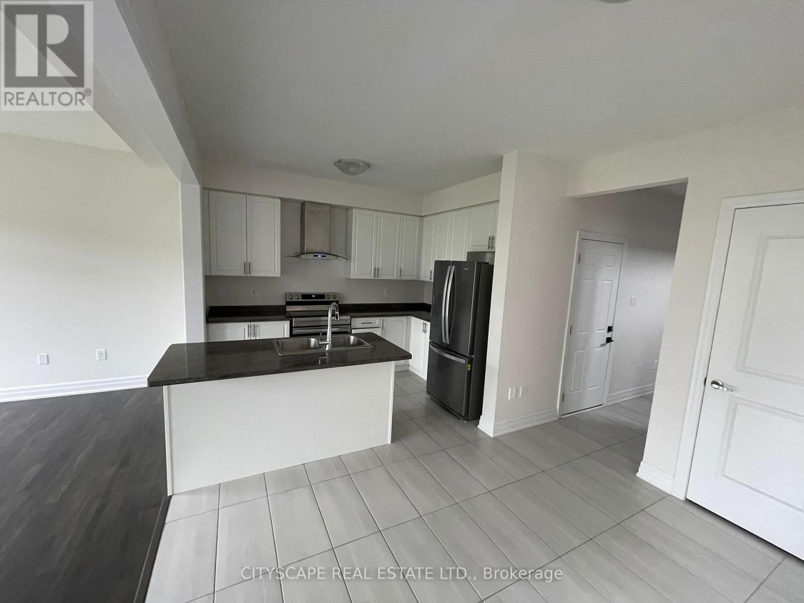 9249 Whiteoak Avenue, Niagara Falls, Ontario  L2G 3P6 - Photo 3 - X12645744