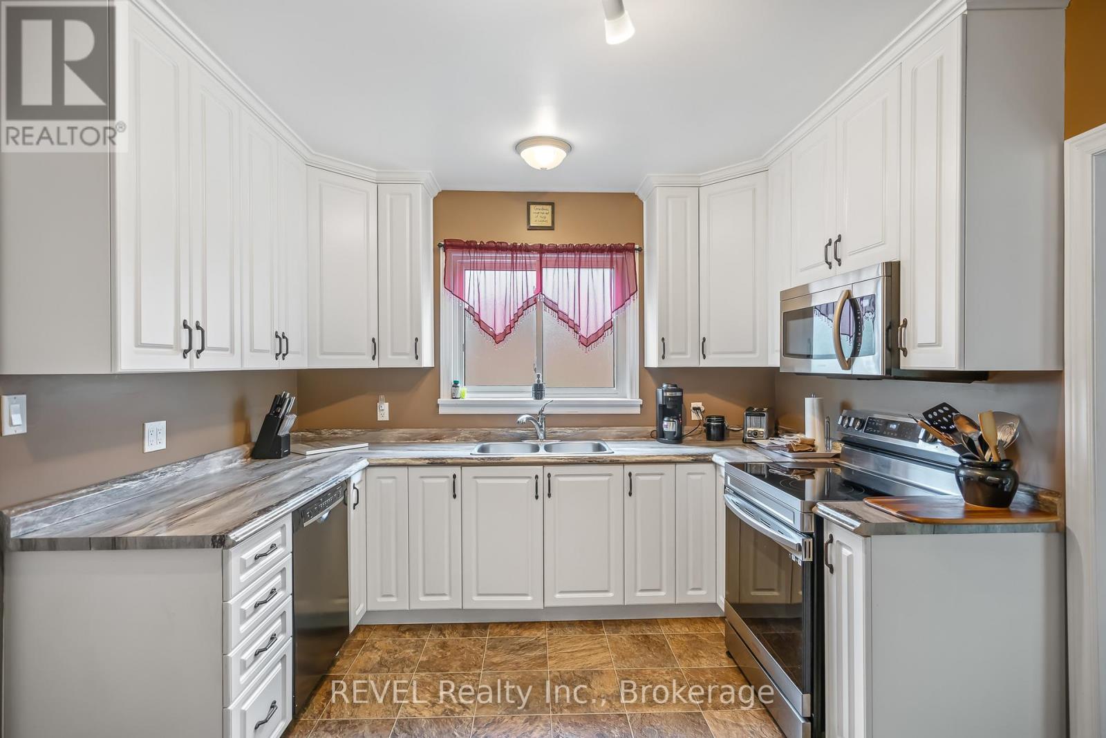 70 York Street, St. Catharines, Ontario  L2R 6C7 - Photo 13 - X12449151