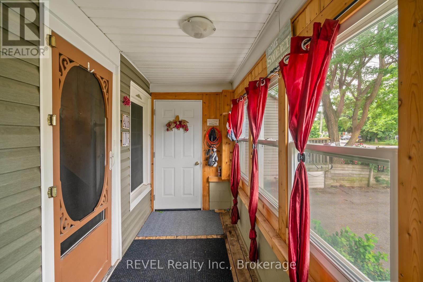 70 York Street, St. Catharines, Ontario  L2R 6C7 - Photo 5 - X12449151