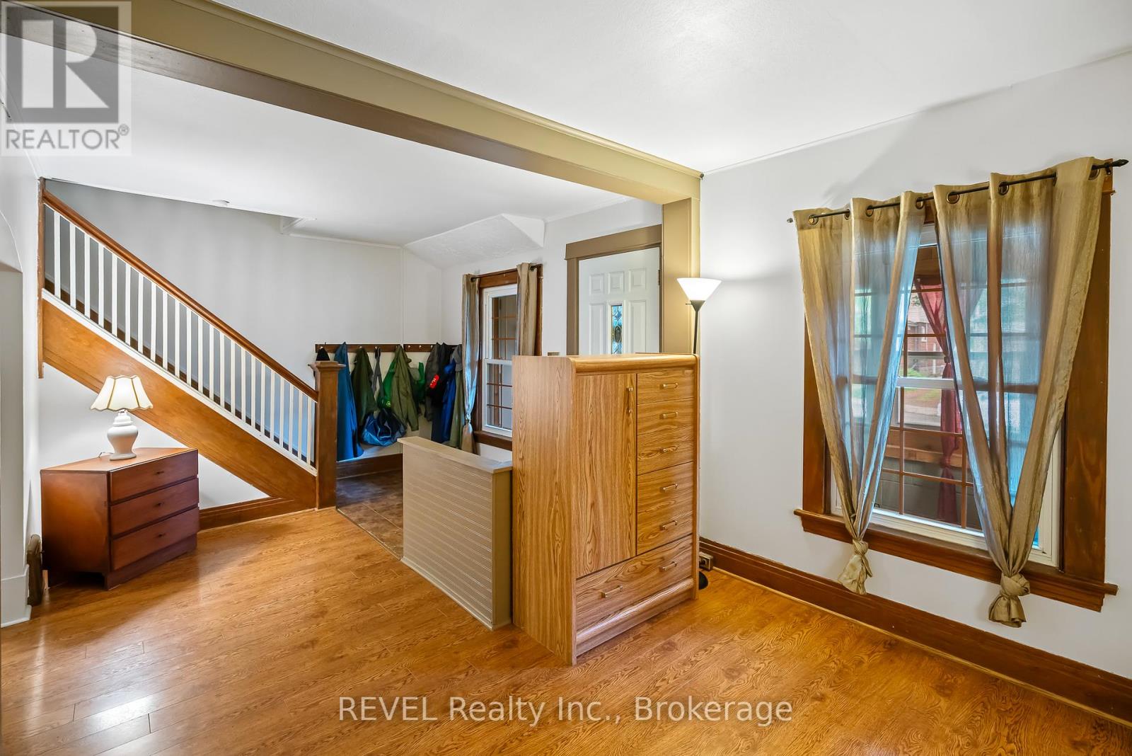 70 York Street, St. Catharines, Ontario  L2R 6C7 - Photo 8 - X12449151