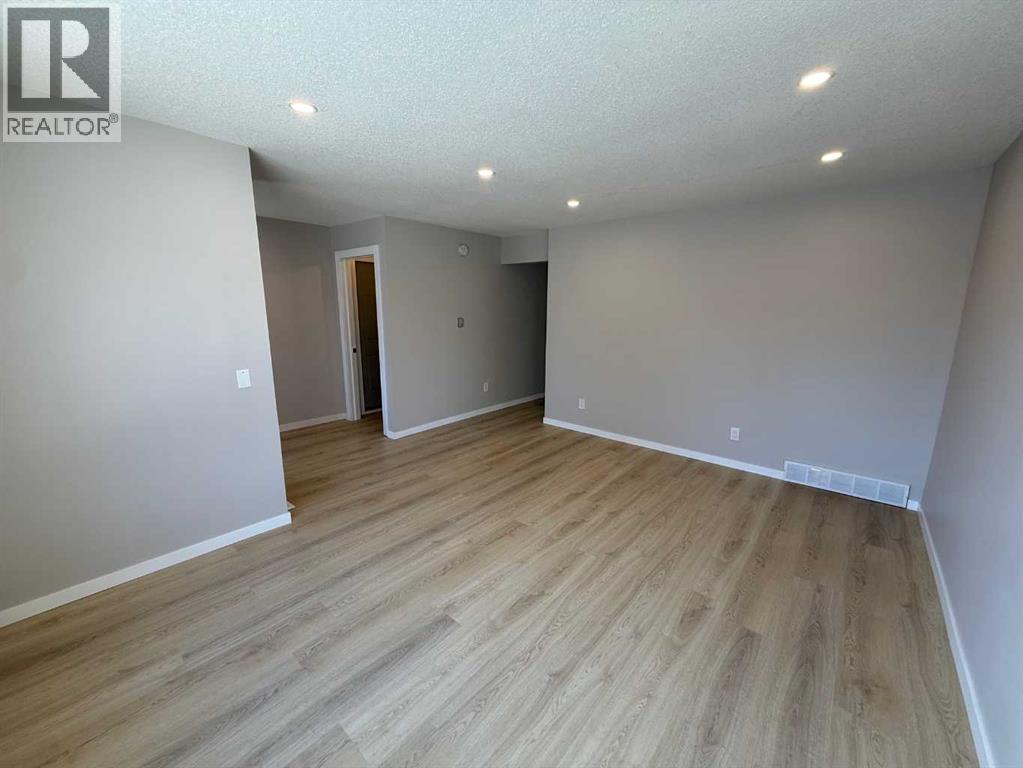 3215 Doverville Crescent Se, Calgary, Alberta  T2B 1V1 - Photo 2 - A2275724