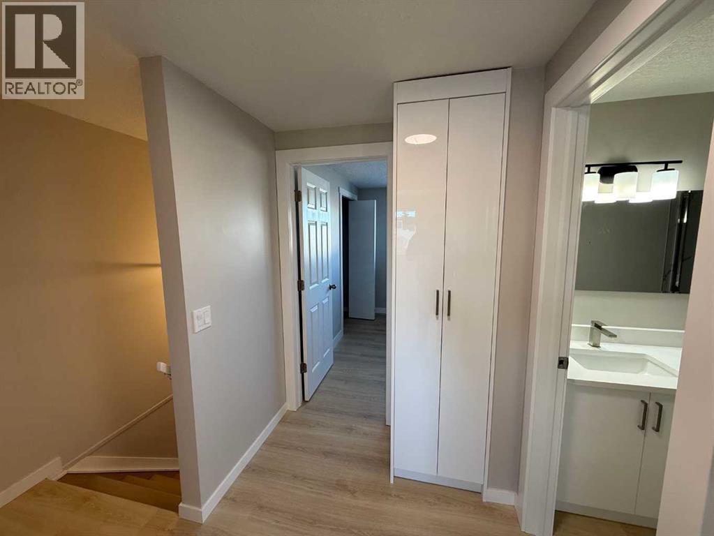 3215 Doverville Crescent Se, Calgary, Alberta  T2B 1V1 - Photo 9 - A2275724