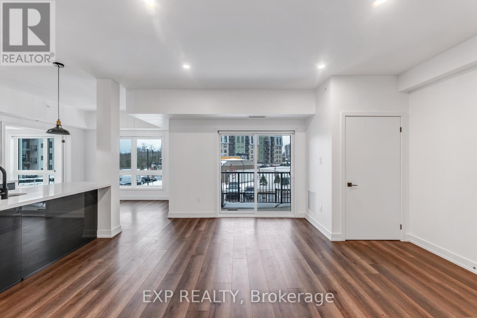 101 - 4 Spice Way, Barrie, Ontario  L9J 0M2 - Photo 9 - S12645768