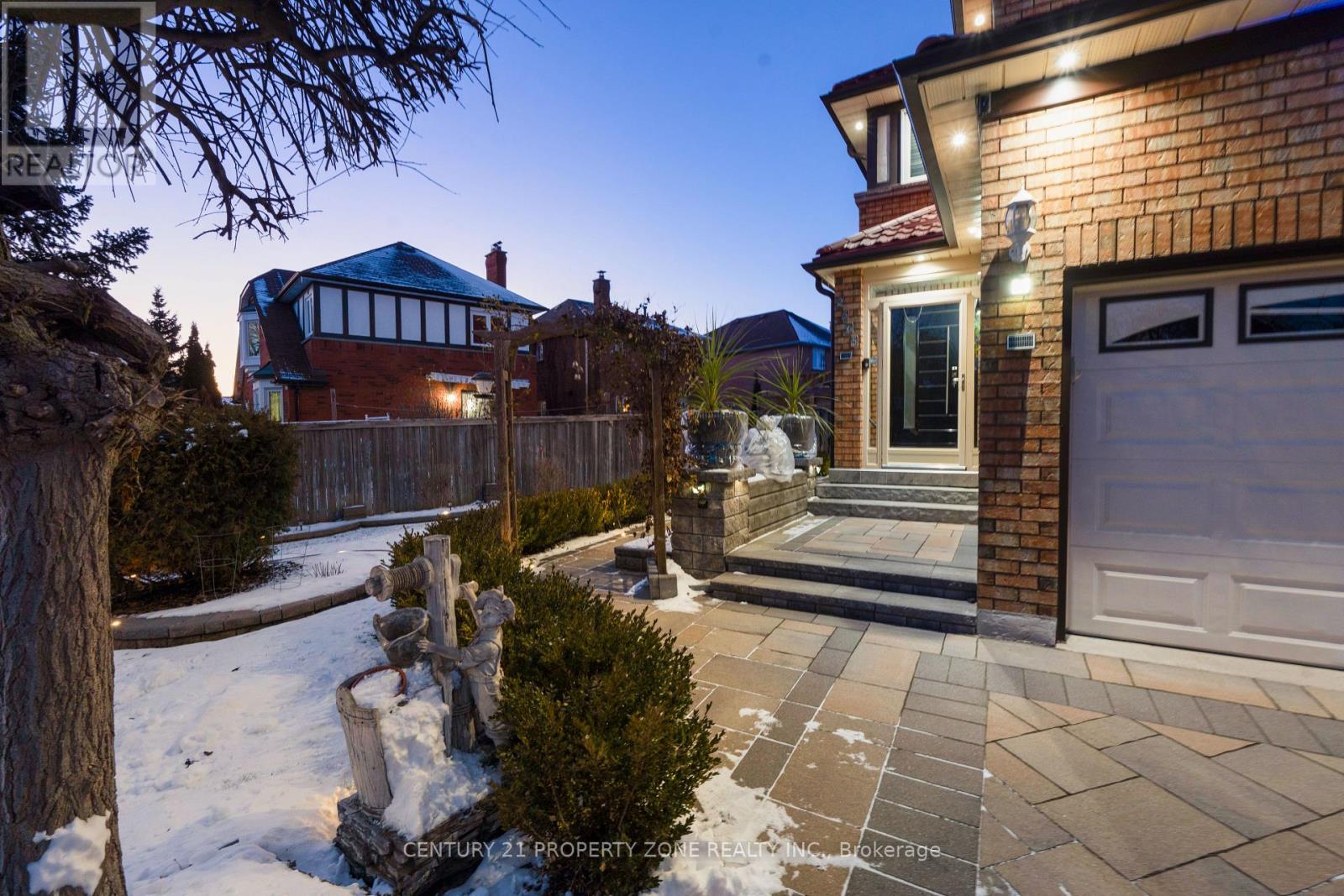 2565 Scarth Court, Mississauga, Ontario  L5M 5L2 - Photo 4 - W12645820