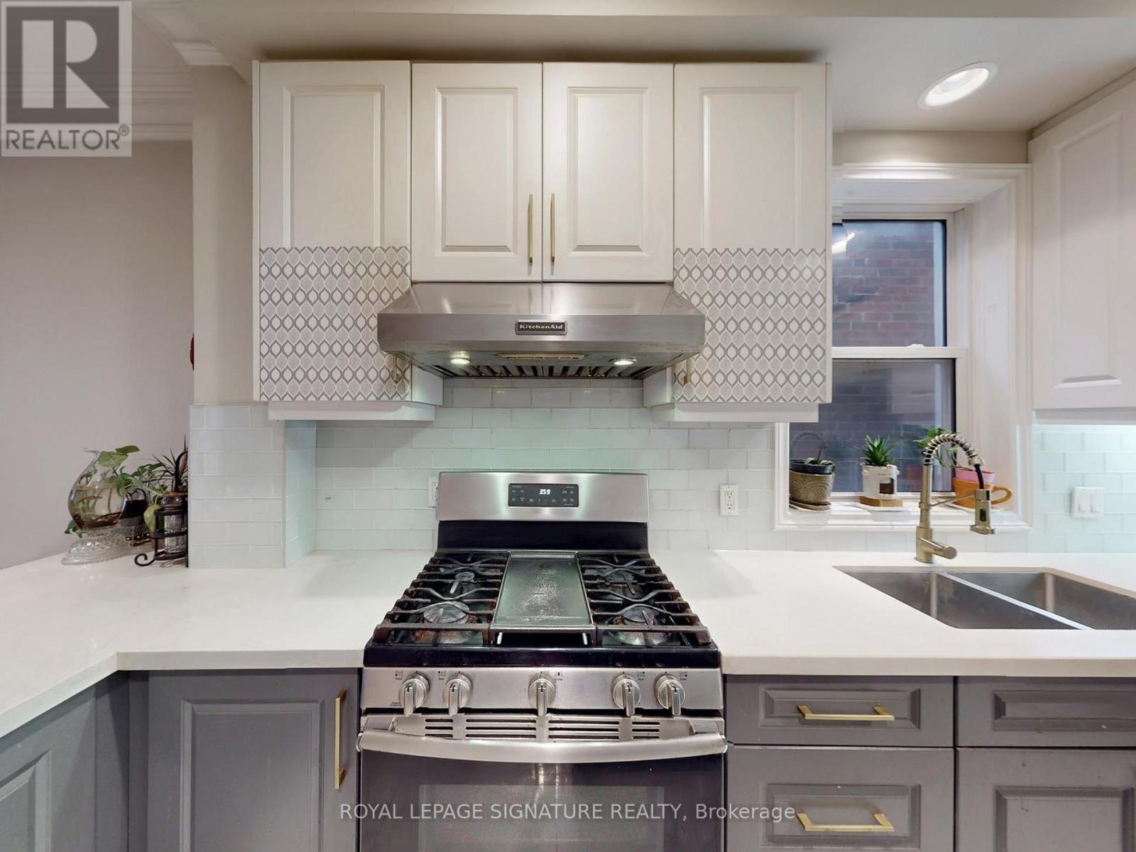 73 Buttonwood Avenue, Toronto, Ontario  M6M 2H9 - Photo 8 - W12645848