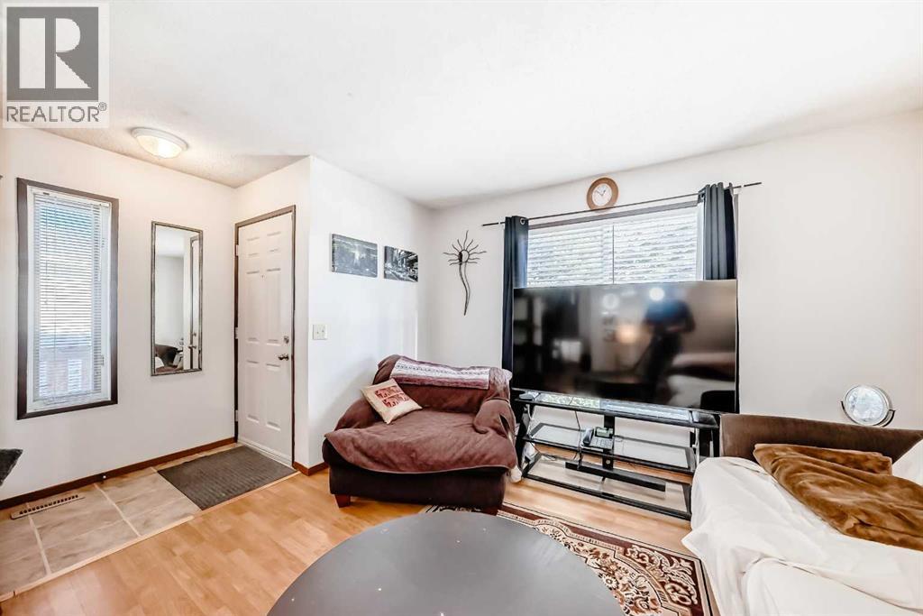 27 Martinview Crescent Ne, Calgary, Alberta  t3j 2s2 - Photo 7 - A2271186