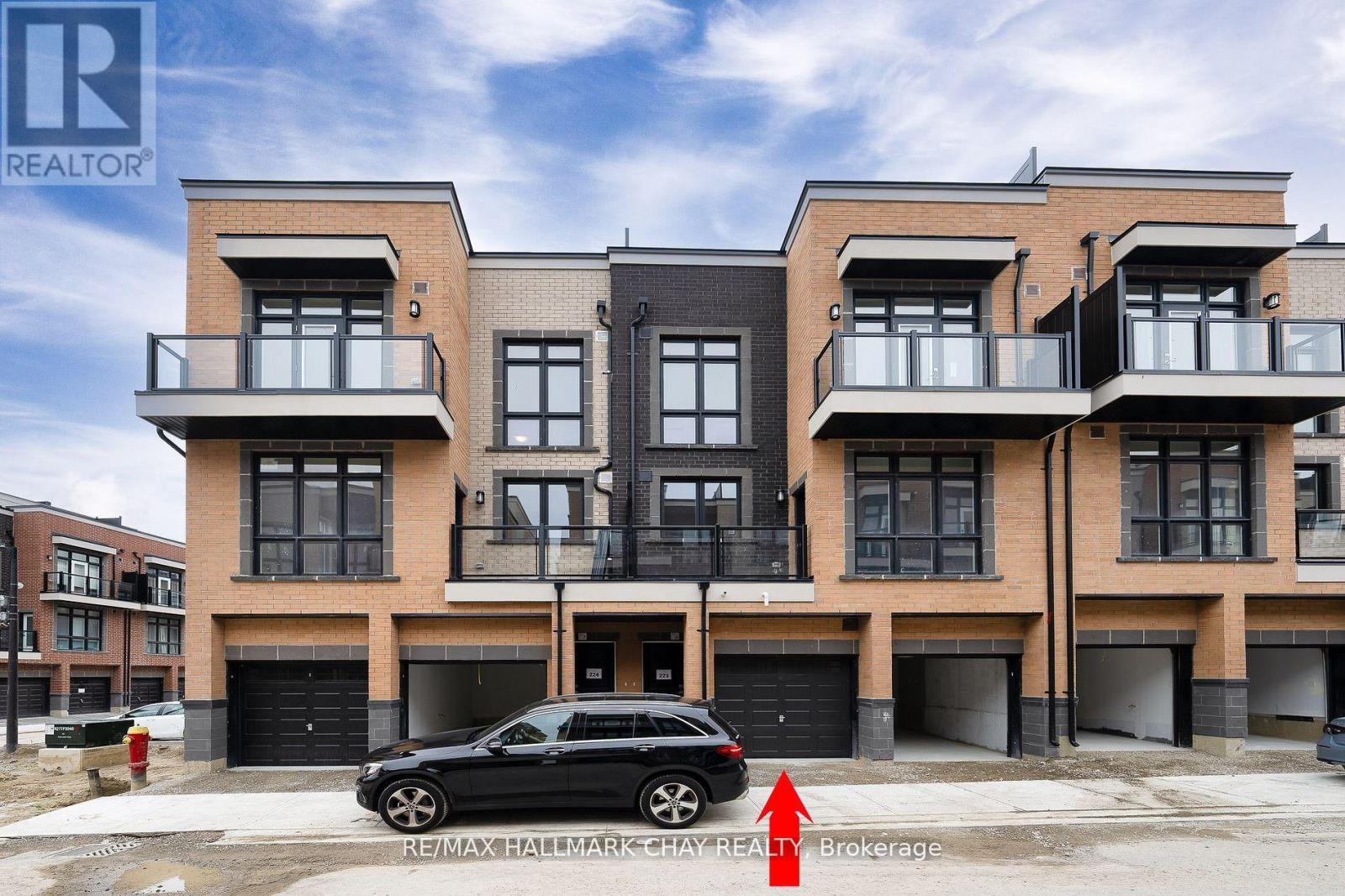 16 - 6 Sayers Lane, Richmond Hill, Ontario  L4E 1J4 - Photo 2 - N12646058