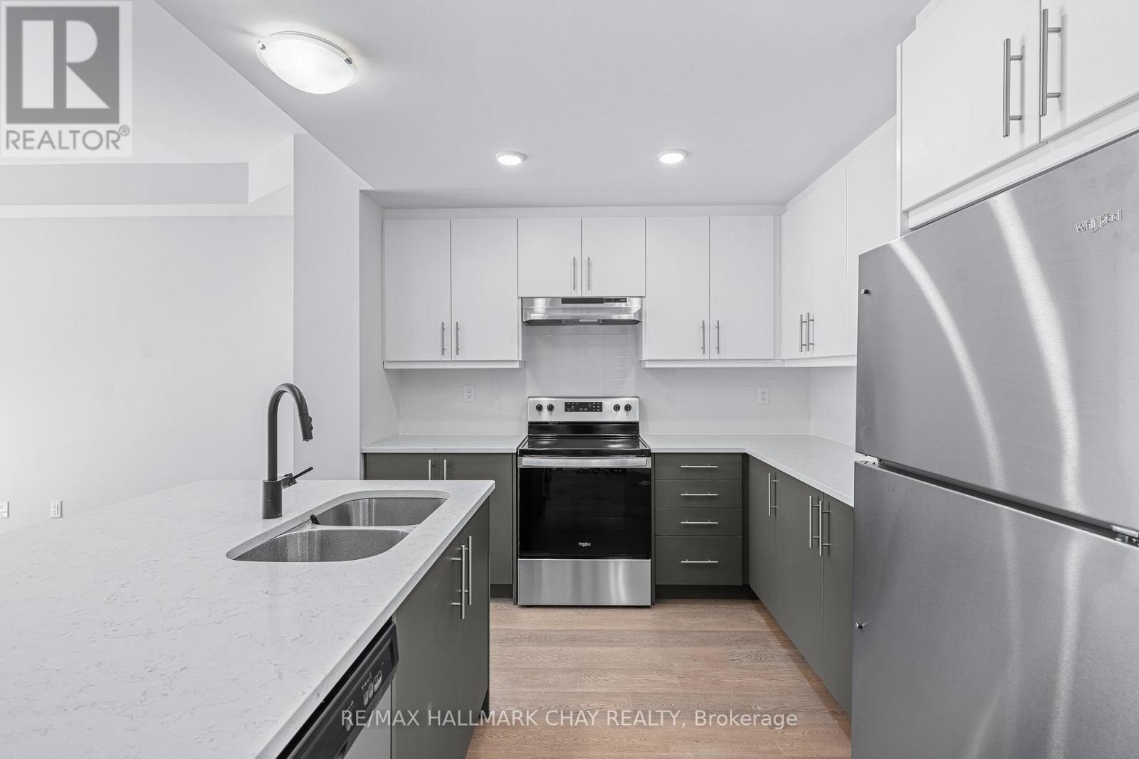 16 - 6 Sayers Lane, Richmond Hill, Ontario  L4E 1J4 - Photo 3 - N12646058