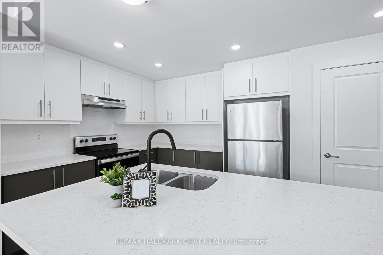 16 - 6 Sayers Lane, Richmond Hill, Ontario  L4E 1J4 - Photo 7 - N12646058