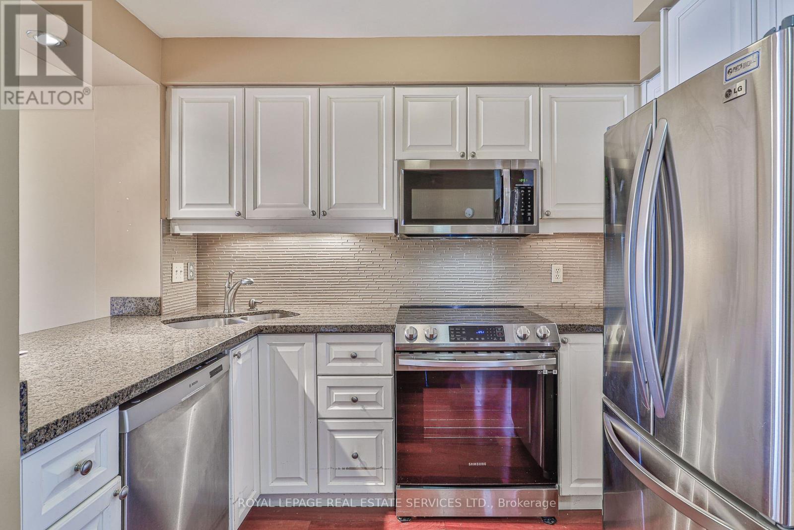 512 - 2267 Lake Shore Boulevard W, Toronto, Ontario  M8V 3X2 - Photo 8 - W12646040