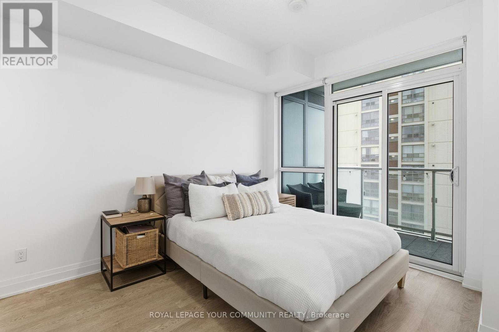 604 - 55 Speers Road, Oakville, Ontario  L6K 0H9 - Photo 14 - W12646042