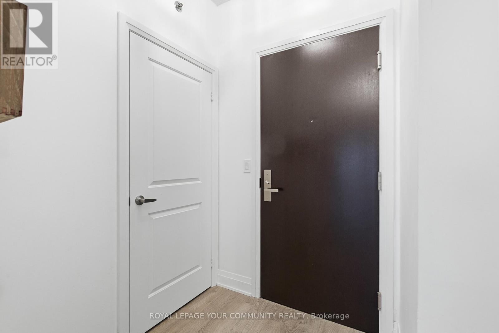 604 - 55 Speers Road, Oakville, Ontario  L6K 0H9 - Photo 2 - W12646042