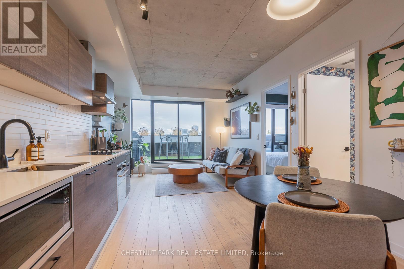 604 - 530 Indian Grove, Toronto, Ontario  M6P 2J2 - Photo 6 - W12646122