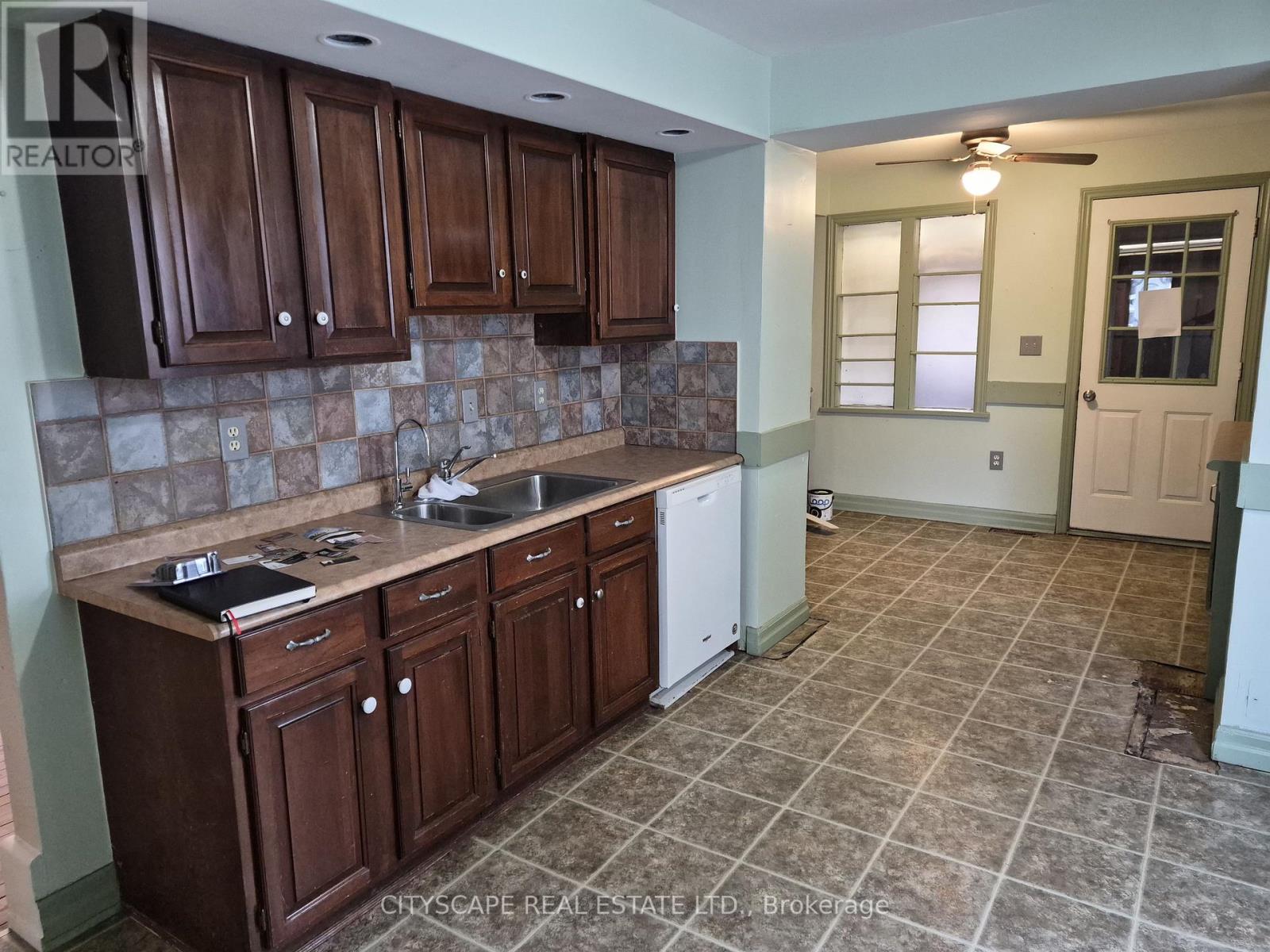 28 Margery Road, Welland, Ontario  L3B 2P6 - Photo 6 - X12646056