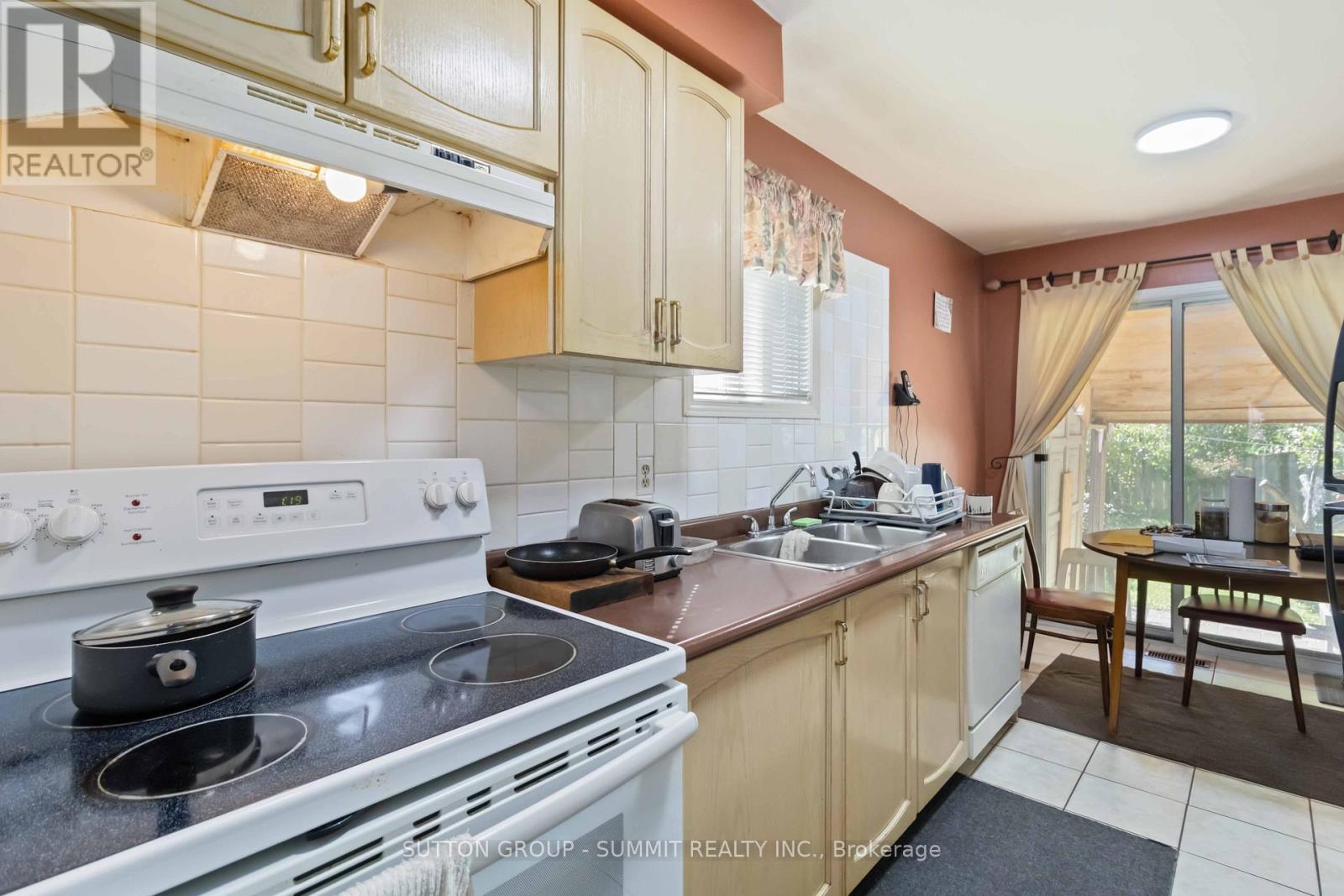 5607 Palmerston Crescent, Mississauga, Ontario  L5M 5Y6 - Photo 5 - W12470727