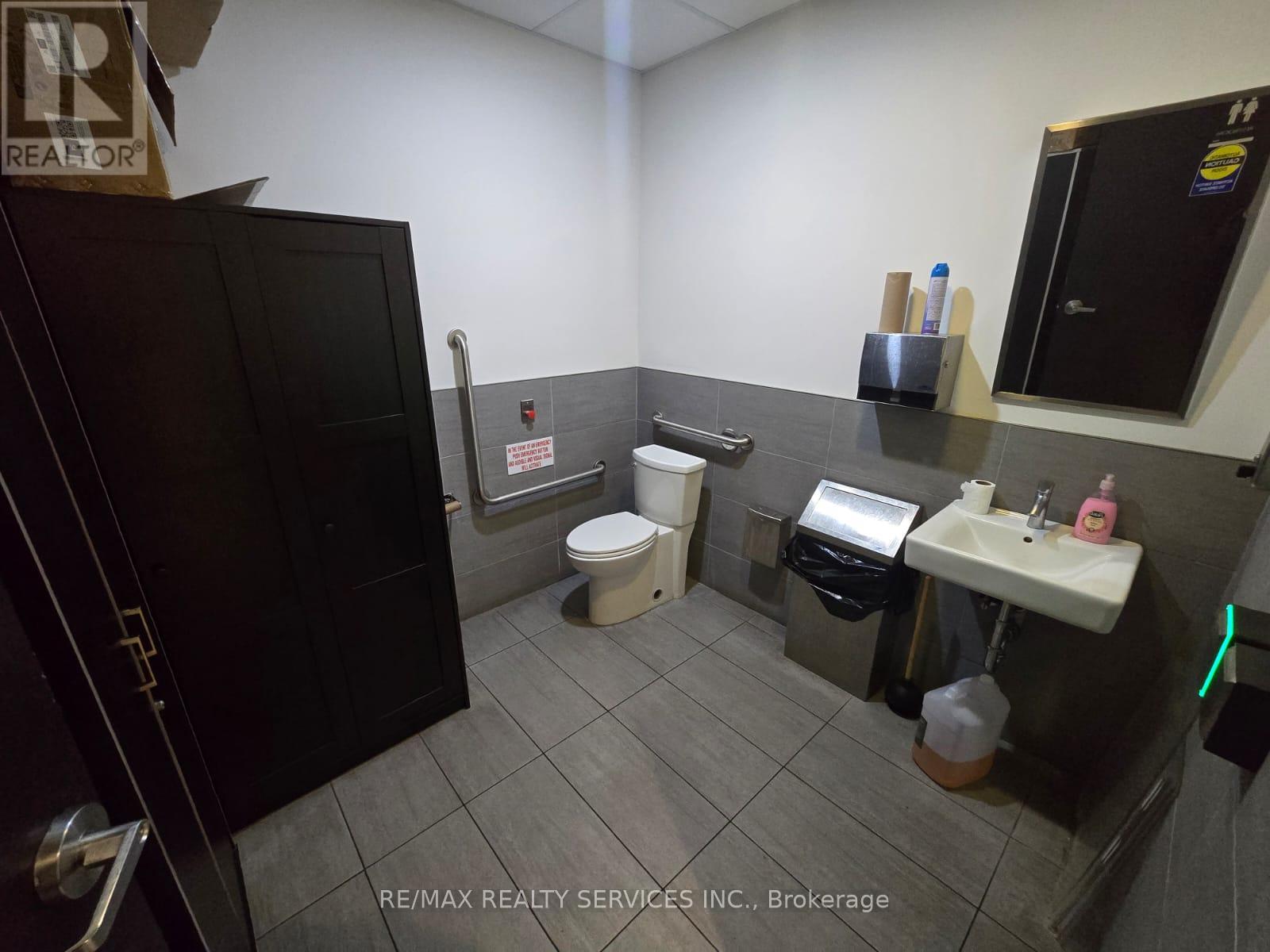 55 St Clair Avenue, Toronto (Yonge-St. Clair), Ontario  M4V 2Y7 - Photo 11 - C12646172