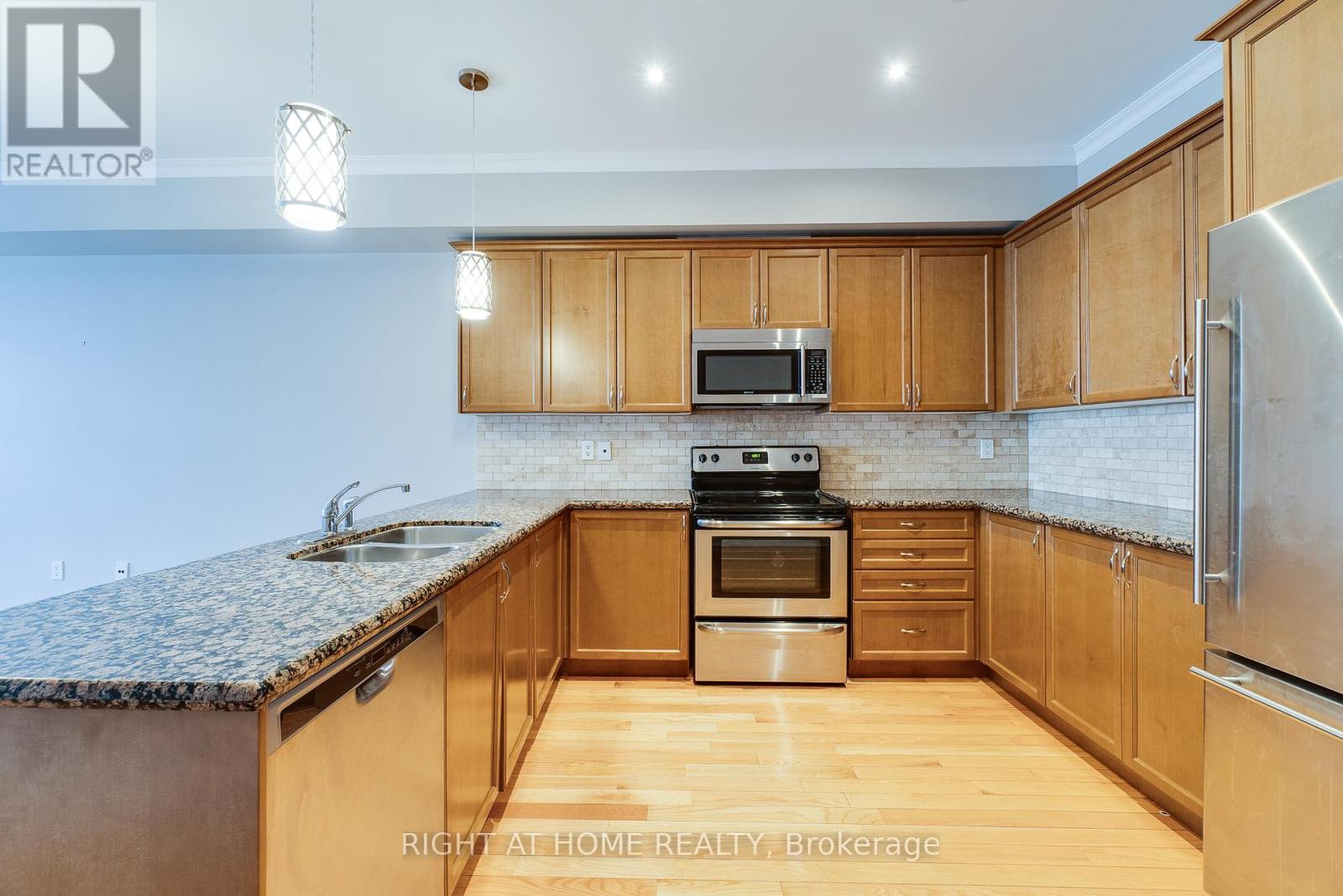 6 - 99 Brant Street, Oakville, Ontario  L6K 2Z5 - Photo 8 - W12646138