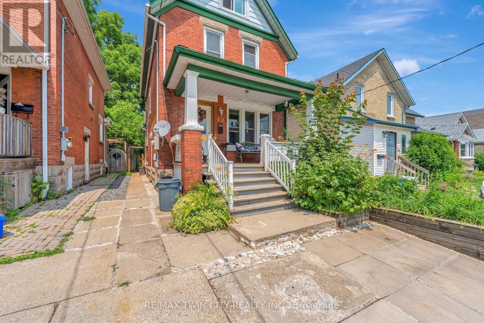 42 Shanley Street, Waterloo, Ontario  N2H 4N9 - Photo 3 - X12646200