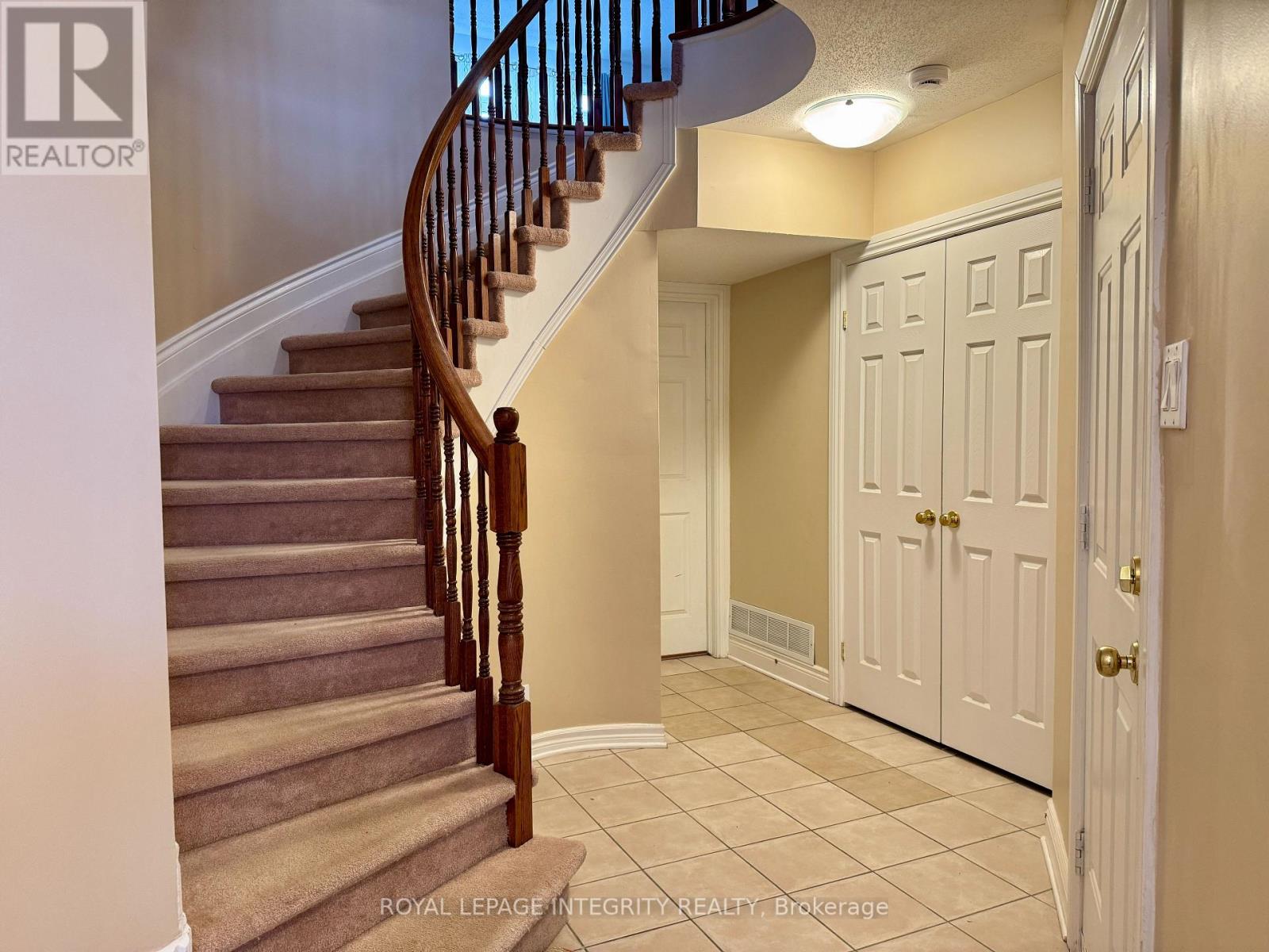 72 Castle Glen Crescent E, Ottawa, Ontario  K2L 4H1 - Photo 2 - X12646286
