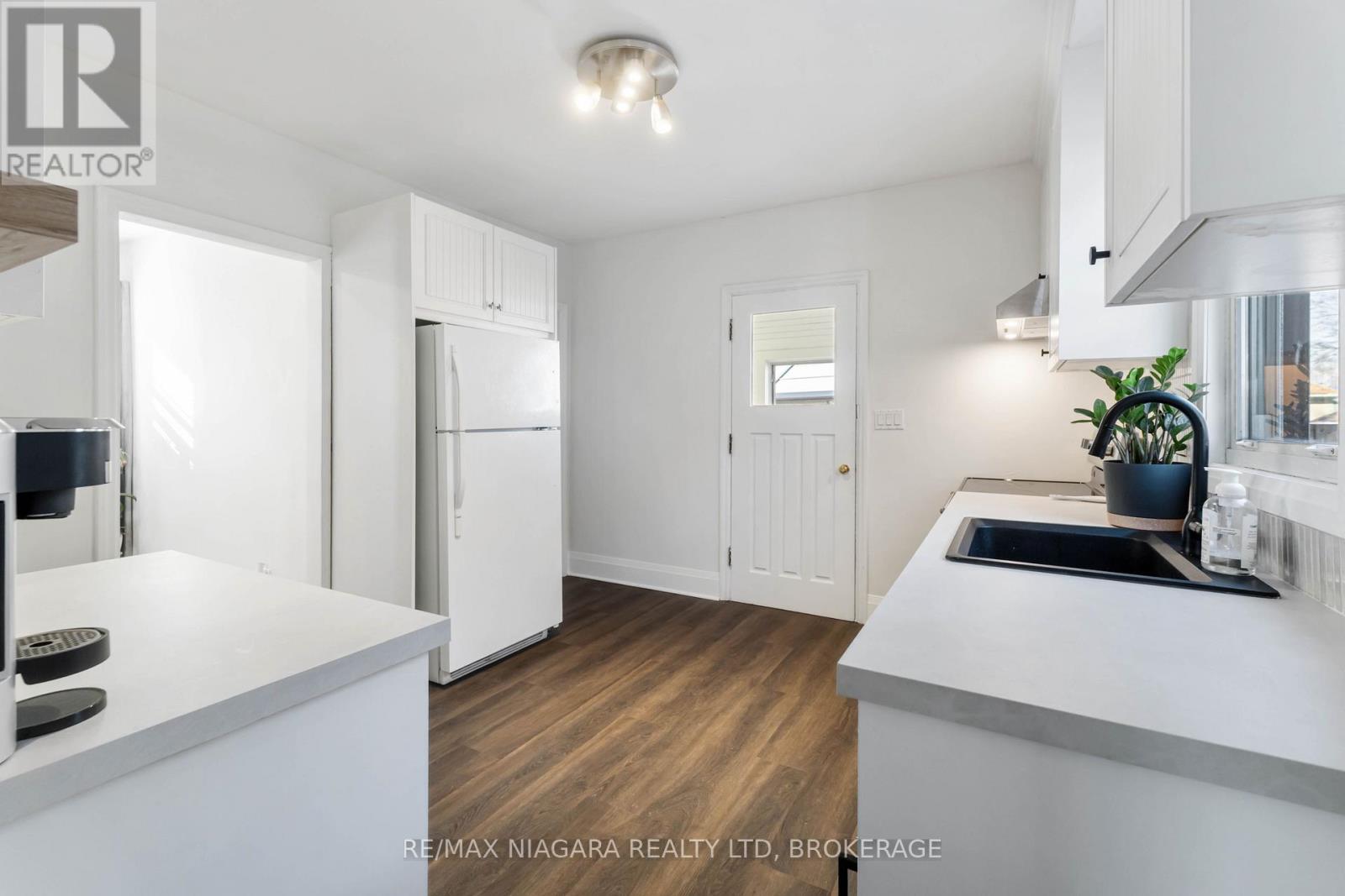 22 Bertram Street, St. Catharines, Ontario  L2R 1A8 - Photo 11 - X12646308