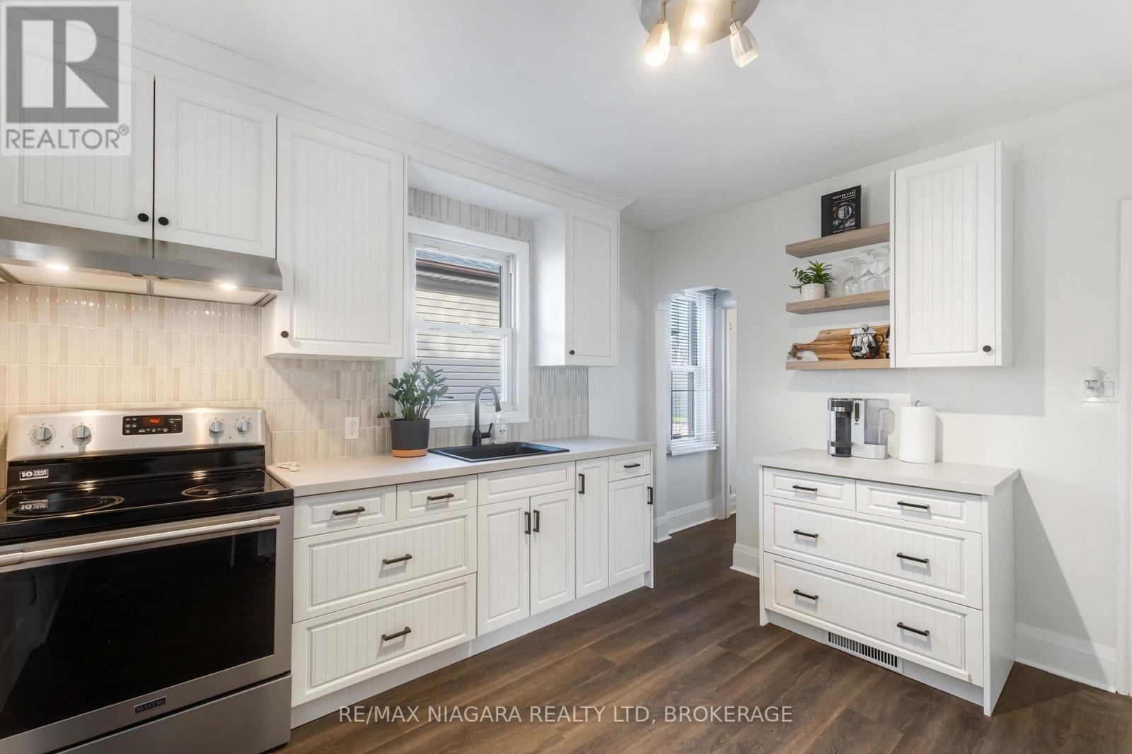 22 Bertram Street, St. Catharines, Ontario  L2R 1A8 - Photo 7 - X12646308