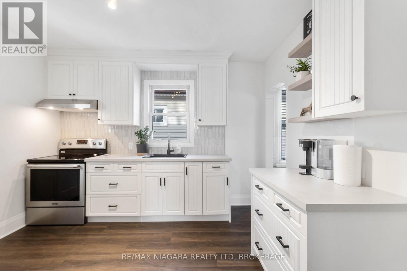 22 Bertram Street, St. Catharines, Ontario  L2R 1A8 - Photo 8 - X12646308